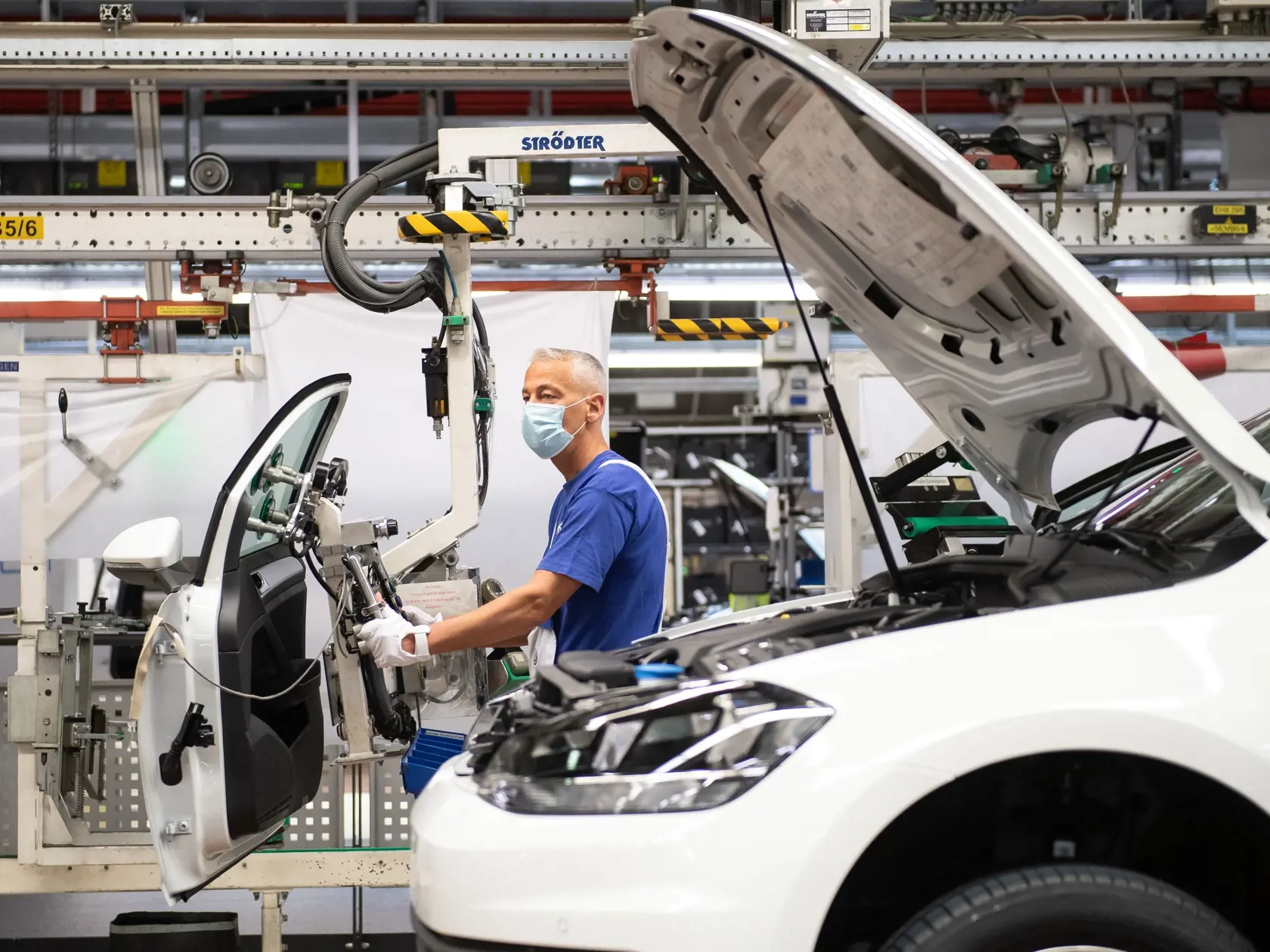 WA 20 Wolfsburg - Zamestnanec s rúškom na tvári stojí pri výrobnej linke v najväčšom závode nemeckej automobilky Volkswagen, ktorý obnovil výrobu po koronavírusovej odstávke v nemeckom meste Wolfsburg v pondelok 27. apríla 2020. FOTO TASR/DPA


27.04.2020, Niedersachsen, Wolfsburg: Ein Mitarbeiter steht mit einem Mund- und Nasenschutz an einem Fahrzeug und einer Tür in der Produktion. Volkswagen fährt nach dem Corona-Lockdown die wichtigsten Werke wieder schrittweise hoch. Foto: Swen Pförtner/dp