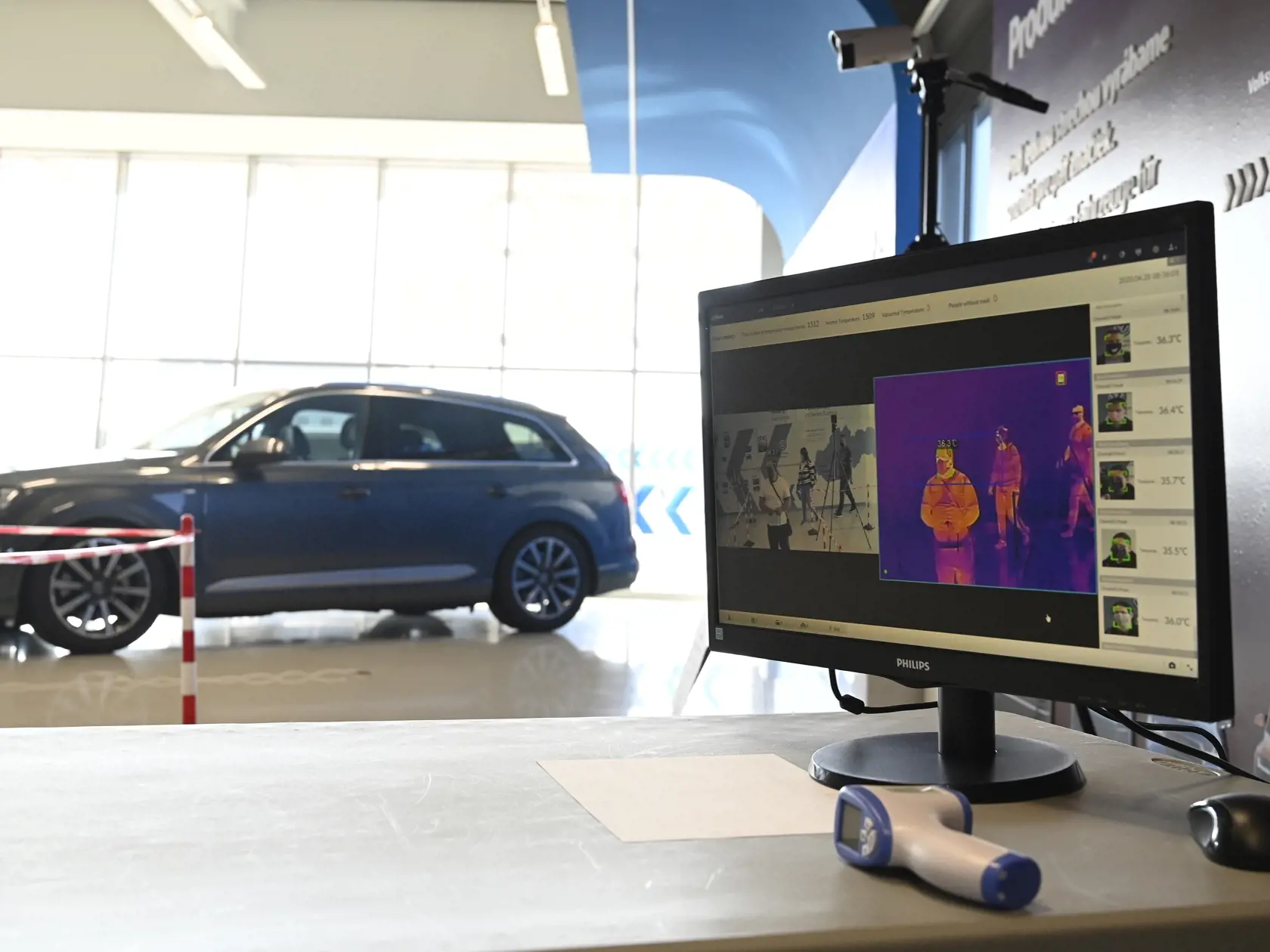 Monitor ukazuje telesnú teplotu prichádzajúcich zamestnancov do závodu Volkswagen Slovakia po tom, čo spoločnosť opätovne spustila výrobu v ďalších segmentoch prerušenú pre pandémiu nového koronavírusu, 28. apríla 2020 v Bratislave. FOTO TASR