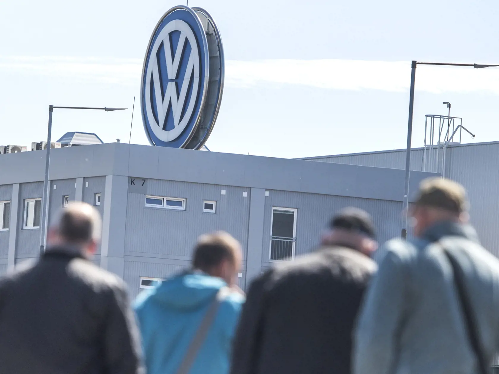 Na snímke zamestnanci automobilky Volkswagen Slovakia a.s. odchádzajú z práce po obnovení výroby v Bratislave 20. apríla 2020. Bratislavský Volkswagen od pondelka po niekoľkotýždňovej prestávke čiastočne obnovil výrobu automobilov. Bratislavský závod rozbehol v jednozmennej prevádzke za prísnych opatrení jeden zo segmentov vyrábajúcich SUV vozidlá. Firma prerušila výrobu 17. marca 2020 pre aktuálnu krízovú situáciu v súvislosti s novým koronavírusom. Automobilka sa rozhodla prerušiť výrobu aj z 