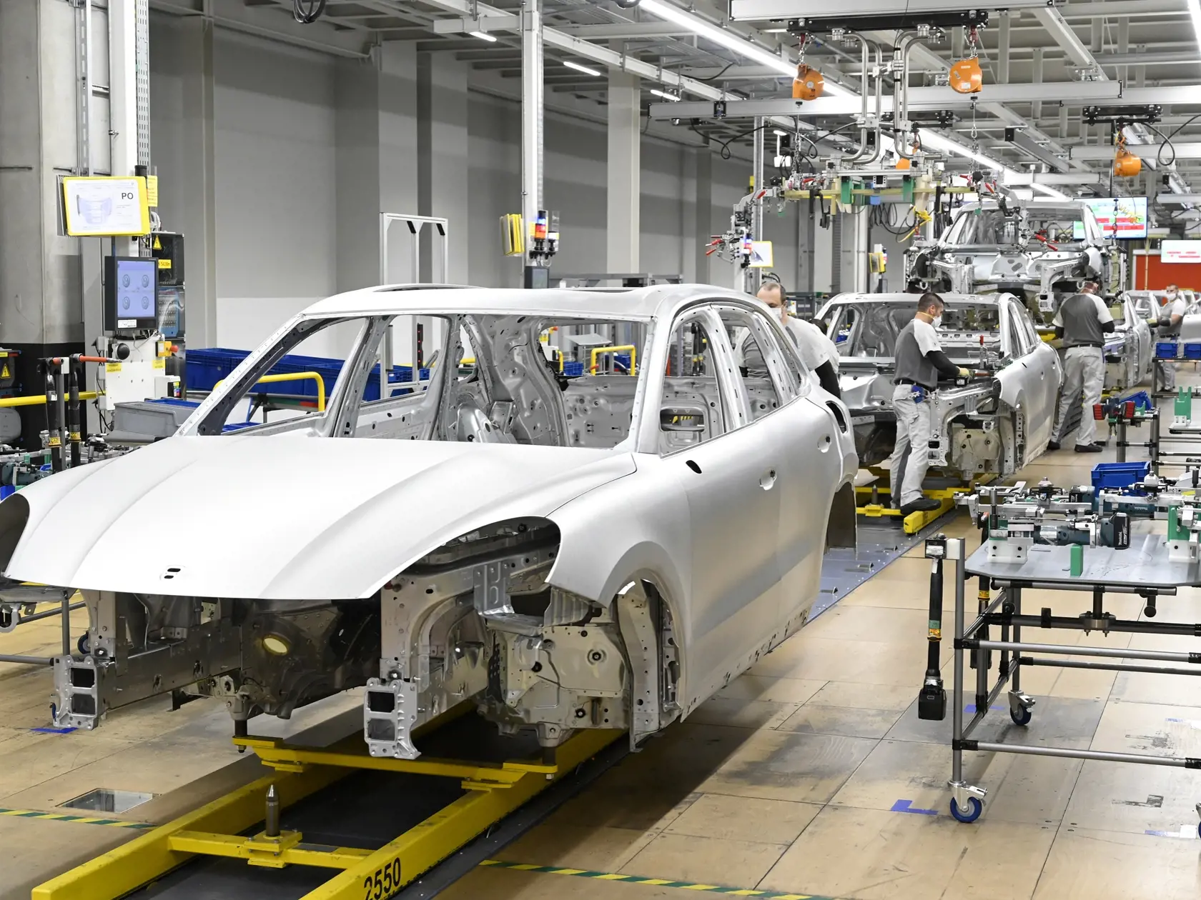 Zamestnanci spoločnosti Volkswagen Slovakia pracujú na výrobnej linke po tom, čo spoločnosť opätovne spustila výrobu v ďalších segmentoch prerušenú pre pandémiu nového koronavírusu, 28. apríla 2020 v Bratislave. FOTO TASR