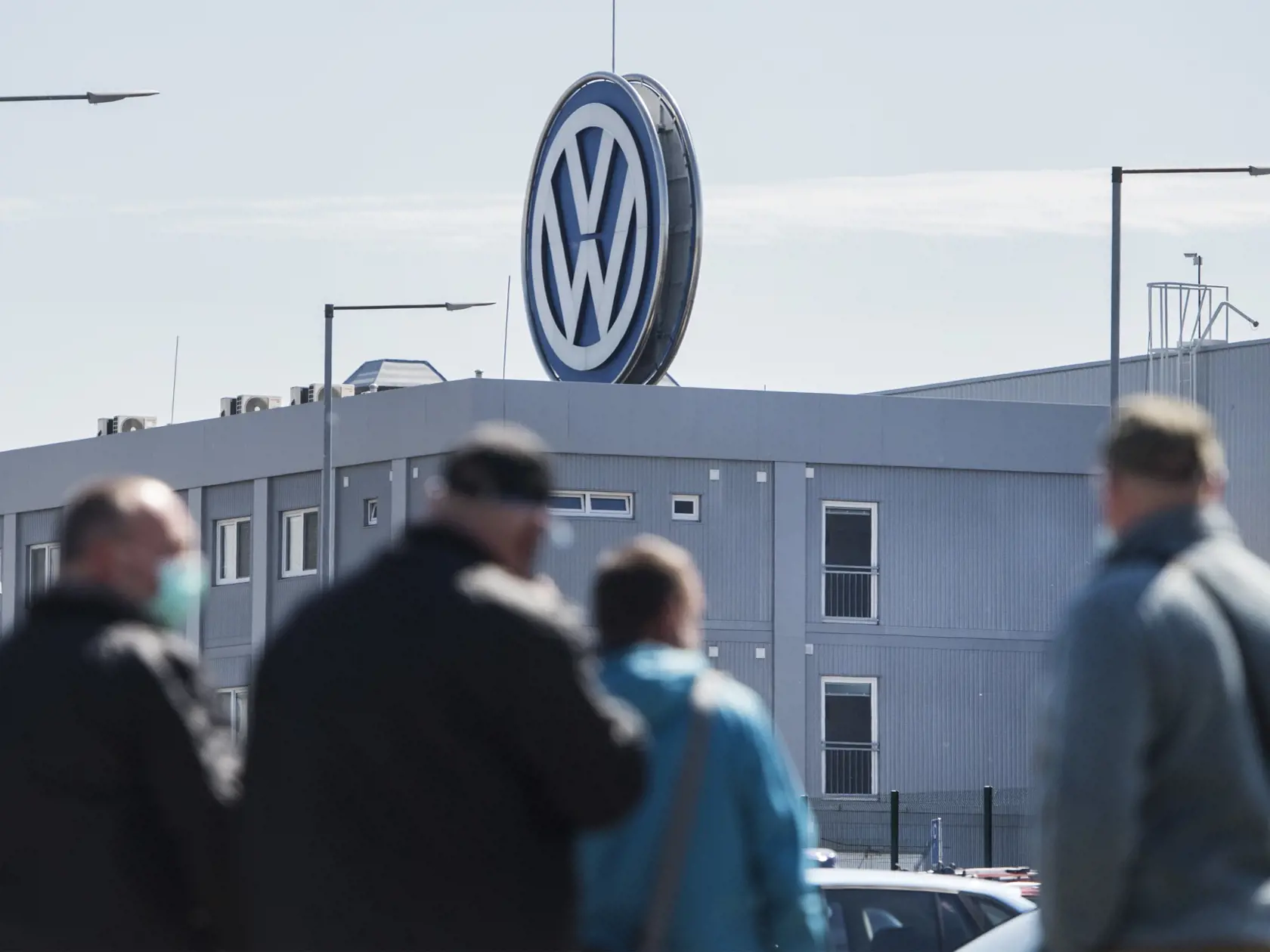 Na snímke zamestnanci automobilky Volkswagen Slovakia a.s. odchádzajú z práce po obnovení výroby v Bratislave 20. apríla 2020. Bratislavský Volkswagen od pondelka po niekoľkotýždňovej prestávke čiastočne obnovil výrobu automobilov. Bratislavský závod rozbehol v jednozmennej prevádzke za prísnych opatrení jeden zo segmentov vyrábajúcich SUV vozidlá. Firma prerušila výrobu 17. marca 2020 pre aktuálnu krízovú situáciu v súvislosti s novým koronavírusom. Automobilka sa rozhodla prerušiť výrobu aj z 
