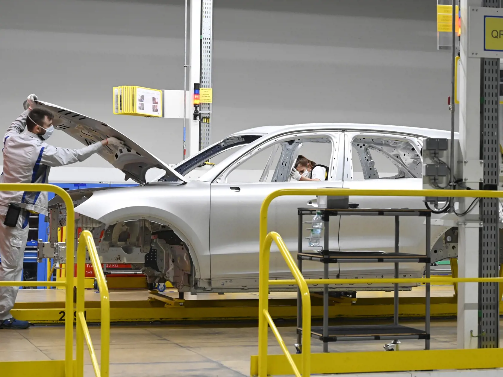 Zamestnanci spoločnosti Volkswagen Slovakia pracujú na výrobnej linke po tom, čo spoločnosť opätovne spustila výrobu v ďalších segmentoch prerušenú pre pandémiu nového koronavírusu, 28. apríla 2020 v Bratislave. FOTO TASR