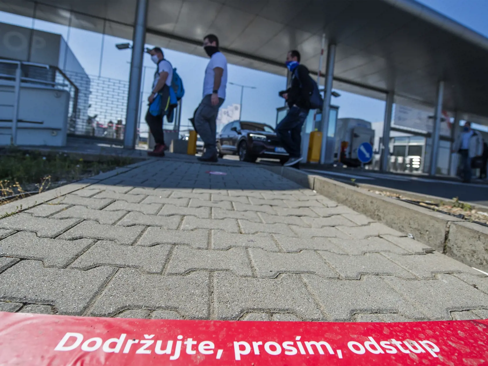 Na snímke zamestnanci automobilky Volkswagen Slovakia a.s. odchádzajú z práce po obnovení výroby v Bratislave 20. apríla 2020. Bratislavský Volkswagen od pondelka po niekoľkotýždňovej prestávke čiastočne obnovil výrobu automobilov. Bratislavský závod rozbehol v jednozmennej prevádzke za prísnych opatrení jeden zo segmentov vyrábajúcich SUV vozidlá. Firma prerušila výrobu 17. marca 2020 pre aktuálnu krízovú situáciu v súvislosti s novým koronavírusom. Automobilka sa rozhodla prerušiť výrobu aj z 