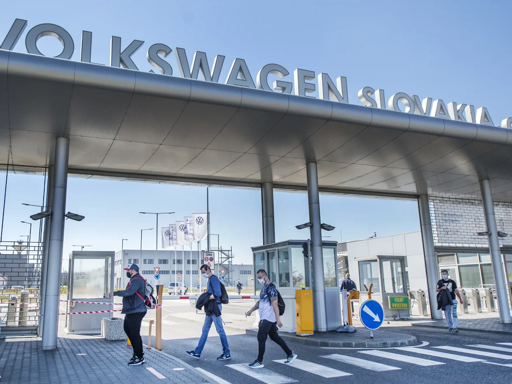 Na snímke zamestnanci automobilky Volkswagen Slovakia a.s. odchádzajú z práce po obnovení výroby v Bratislave 20. apríla 2020. Bratislavský Volkswagen od pondelka po niekoľkotýždňovej prestávke čiastočne obnovil výrobu automobilov. Bratislavský závod rozbehol v jednozmennej prevádzke za prísnych opatrení jeden zo segmentov vyrábajúcich SUV vozidlá. Firma prerušila výrobu 17. marca 2020 pre aktuálnu krízovú situáciu v súvislosti s novým koronavírusom. Automobilka sa rozhodla prerušiť výrobu aj z 