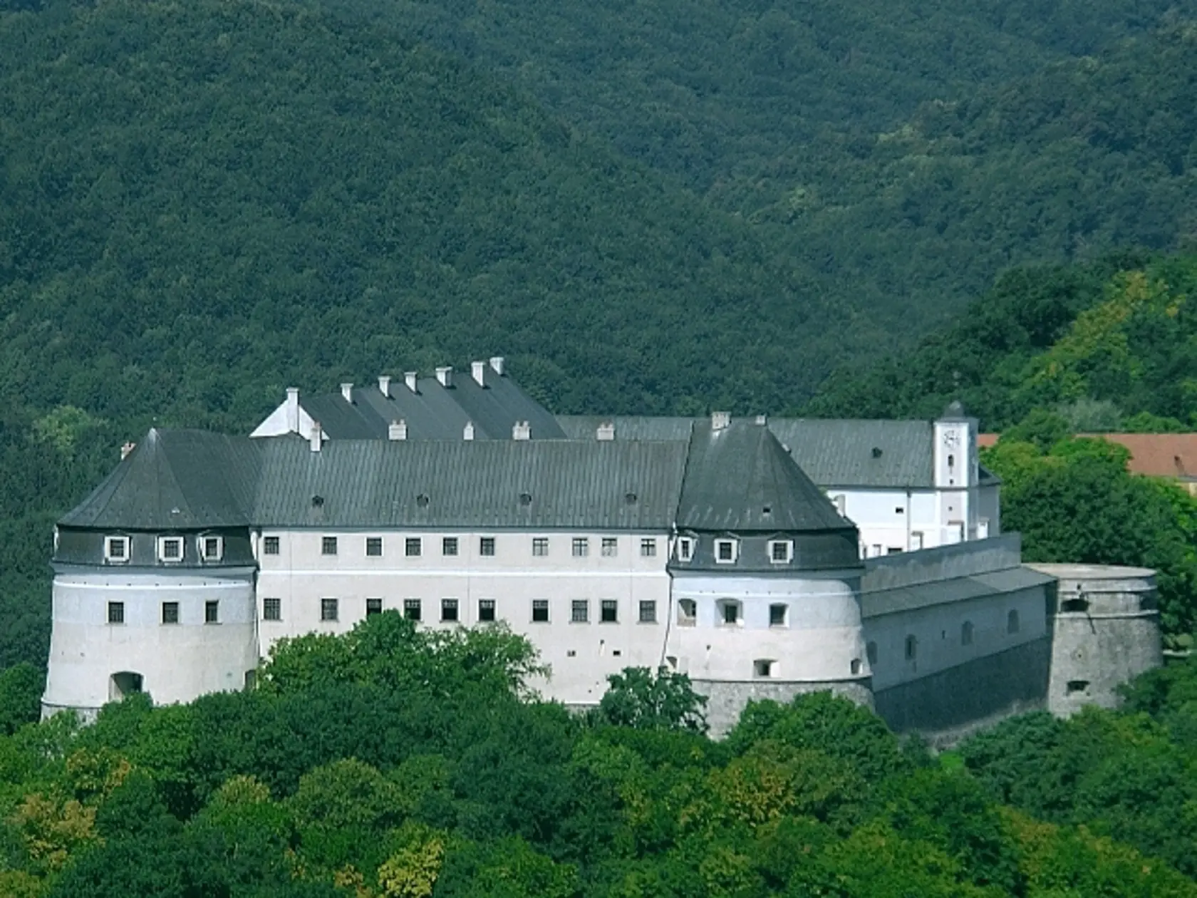 Červený kameň: Kráľovná vraj chcela hrad
na inom kopci, zlé sily jej to znemožnili.