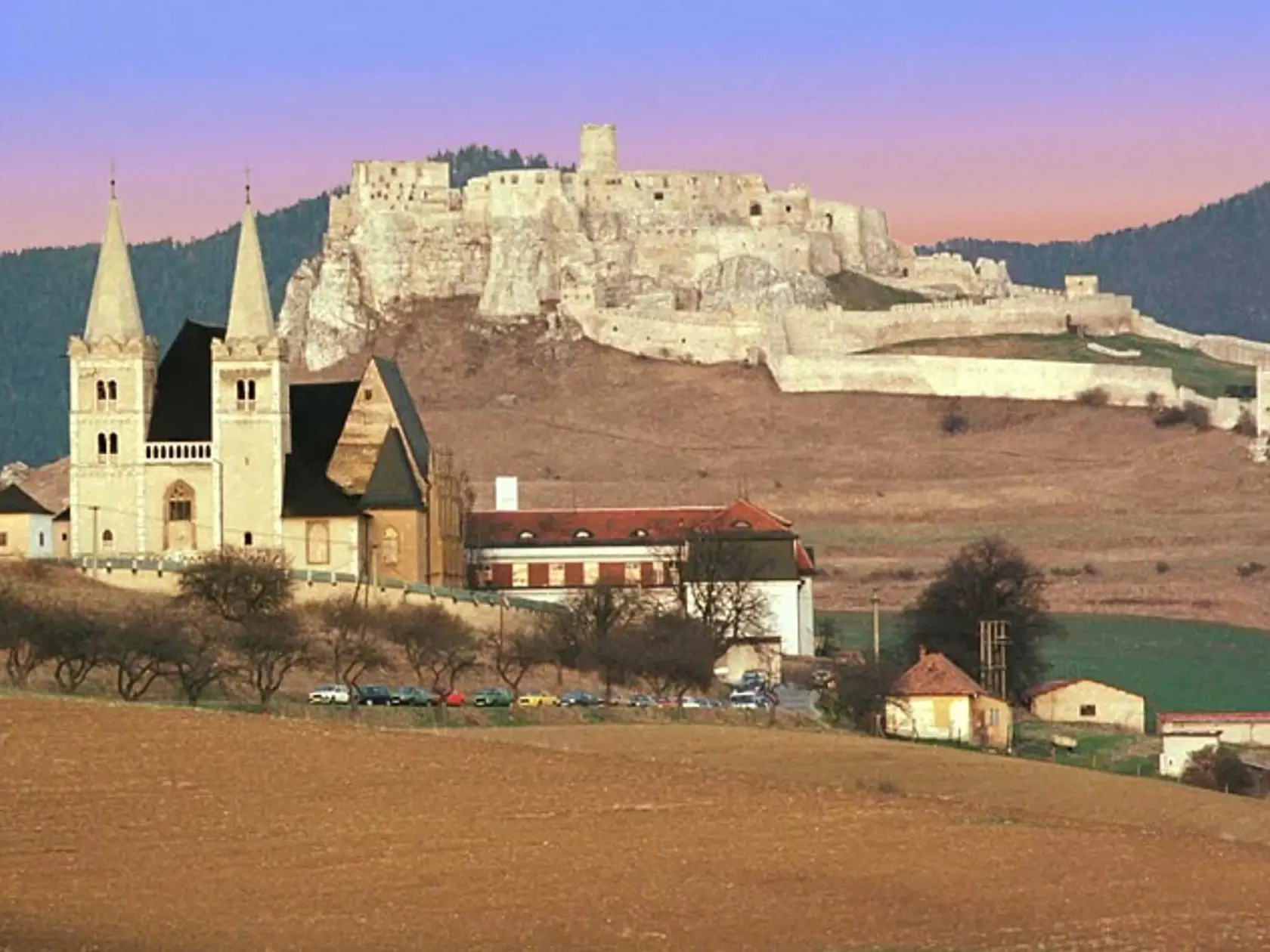 TA SR-605451-Bohatý kultúrny program èaká 1.mája návštevníkov Spišského hradu.Uskutoèní sa tu  otvorenie tohoroènej turistickej sezóny. Okrem  pasívneho sledovania programu si odvážlivci budú môct za poplatok 5O SK ¾ahnut na dereš, prípadne sa da natiahnu na kladu. Na obr.vlavo v popredi Spišská Kapitula, sídlo spišského biskupa v pozadí Spišsky hrad. Spišský hrad 28.4.1998     Foto: TA SR - Milan Kapusta