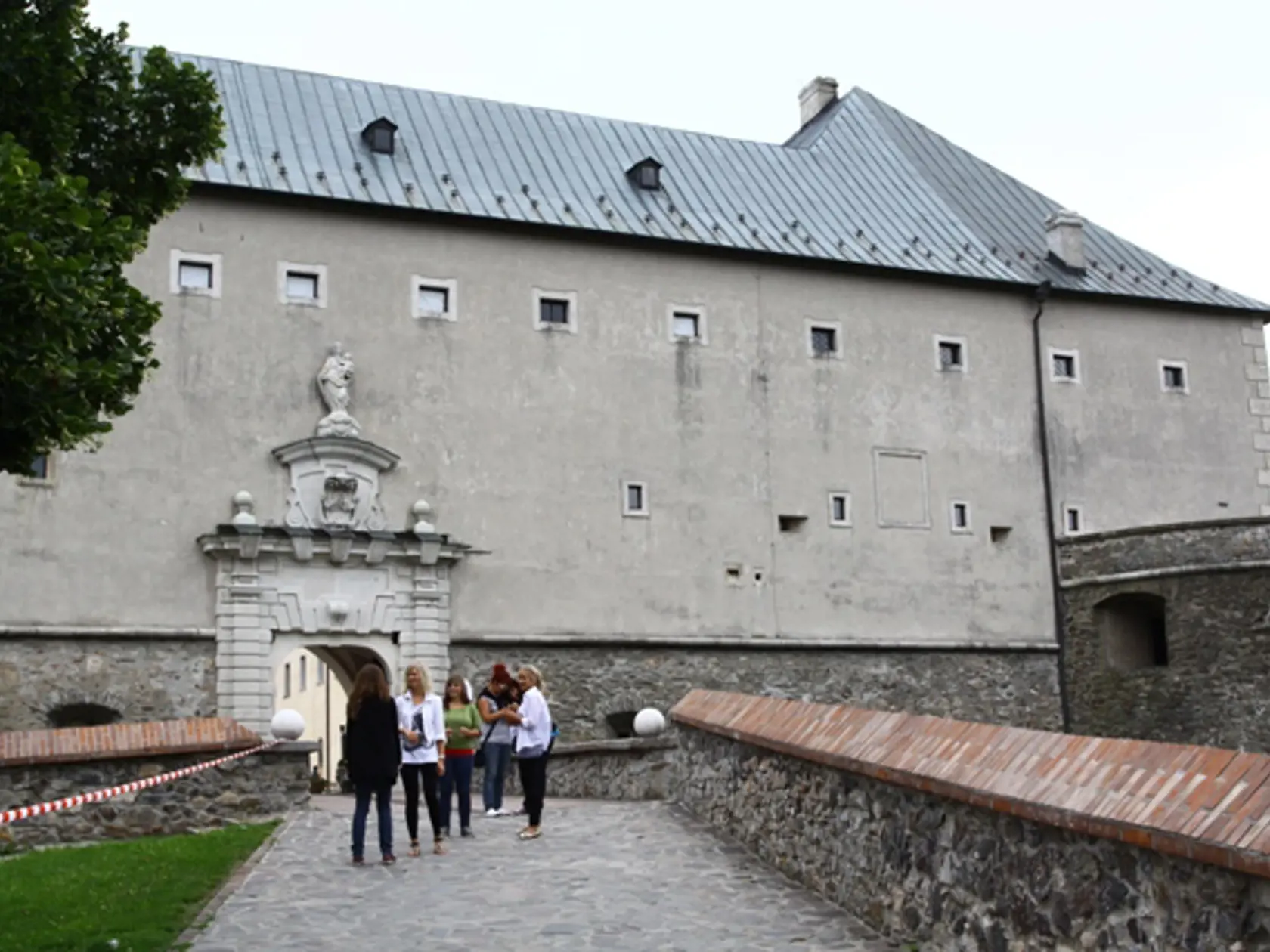 Hrad: Červený Kameň je
častým lákadlom aj
zahraničných turistov.