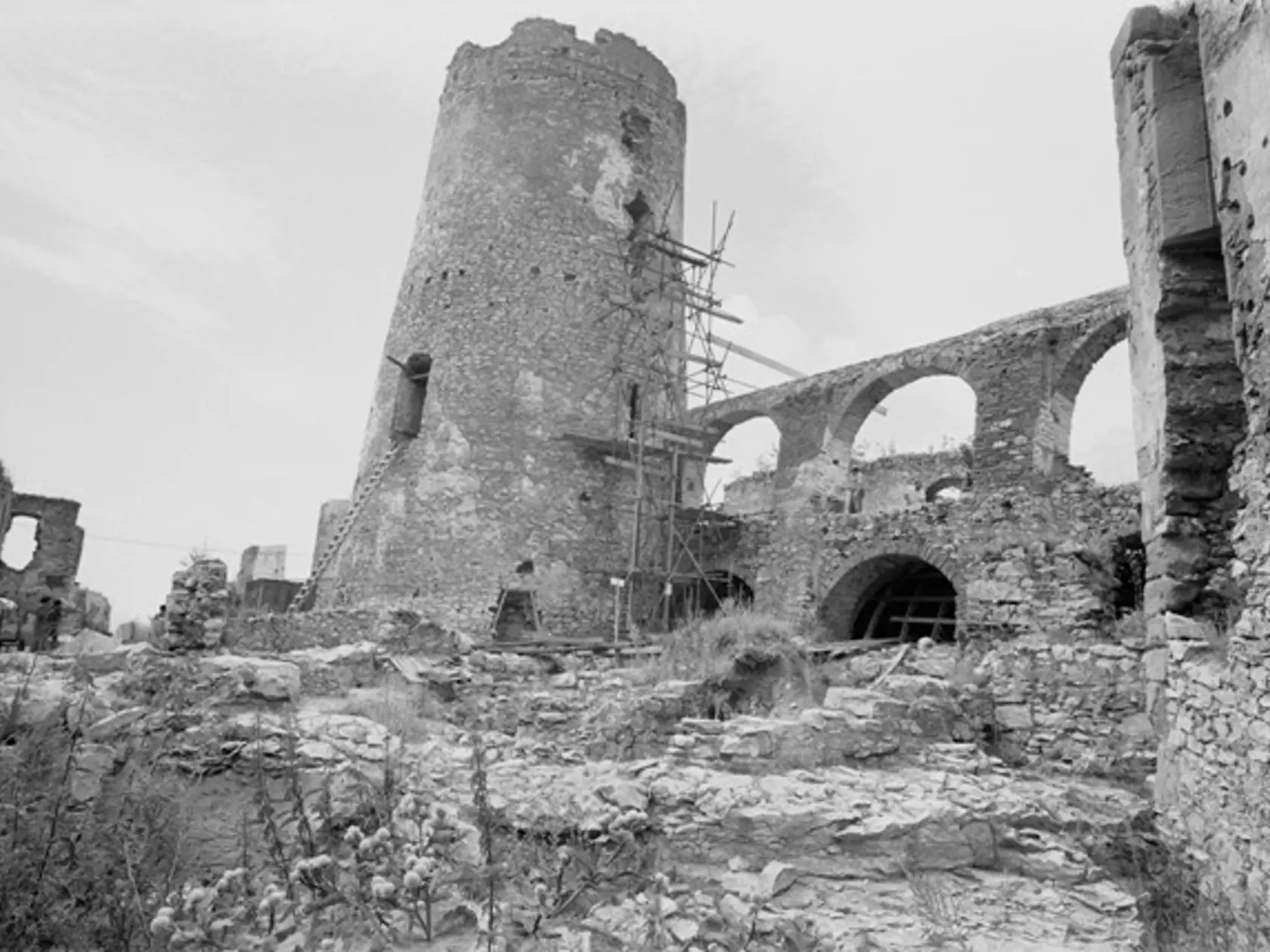 Na archívnej snímke z 15. augusta 1975 Spišský hrad, najväčší hrad na Slovensku. Na snímke konzervácia hradu, ktorá má zamedziť ďalšiemu pustnutiu hradu, zničeného v roku 1780 požiarom a uchovať jeho jedinečné architektonické hodnoty. Pohľad na ešte neopravené a nekonzervované časti v hornej časti hradu. FOTO TASR - Andrej Haščák