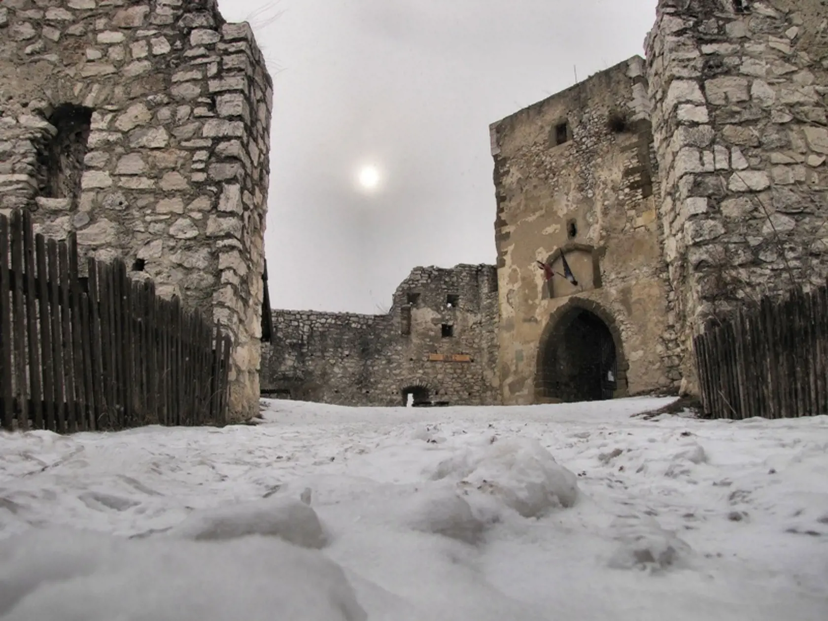 SPIŠSKÝ HRAD: Aj v týchto dňoch sa môžete poprechádzať jeho nádvoriami.