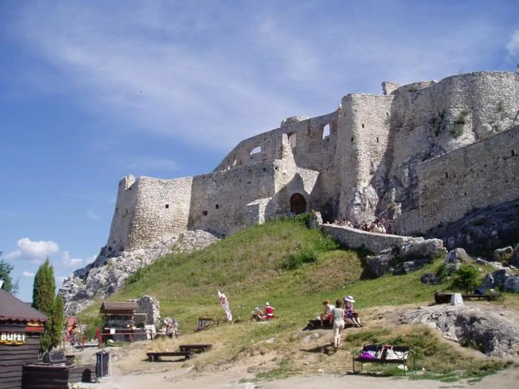 Spišský hrad:
Patrí k najväčším
európskym
hradným
komplexom.