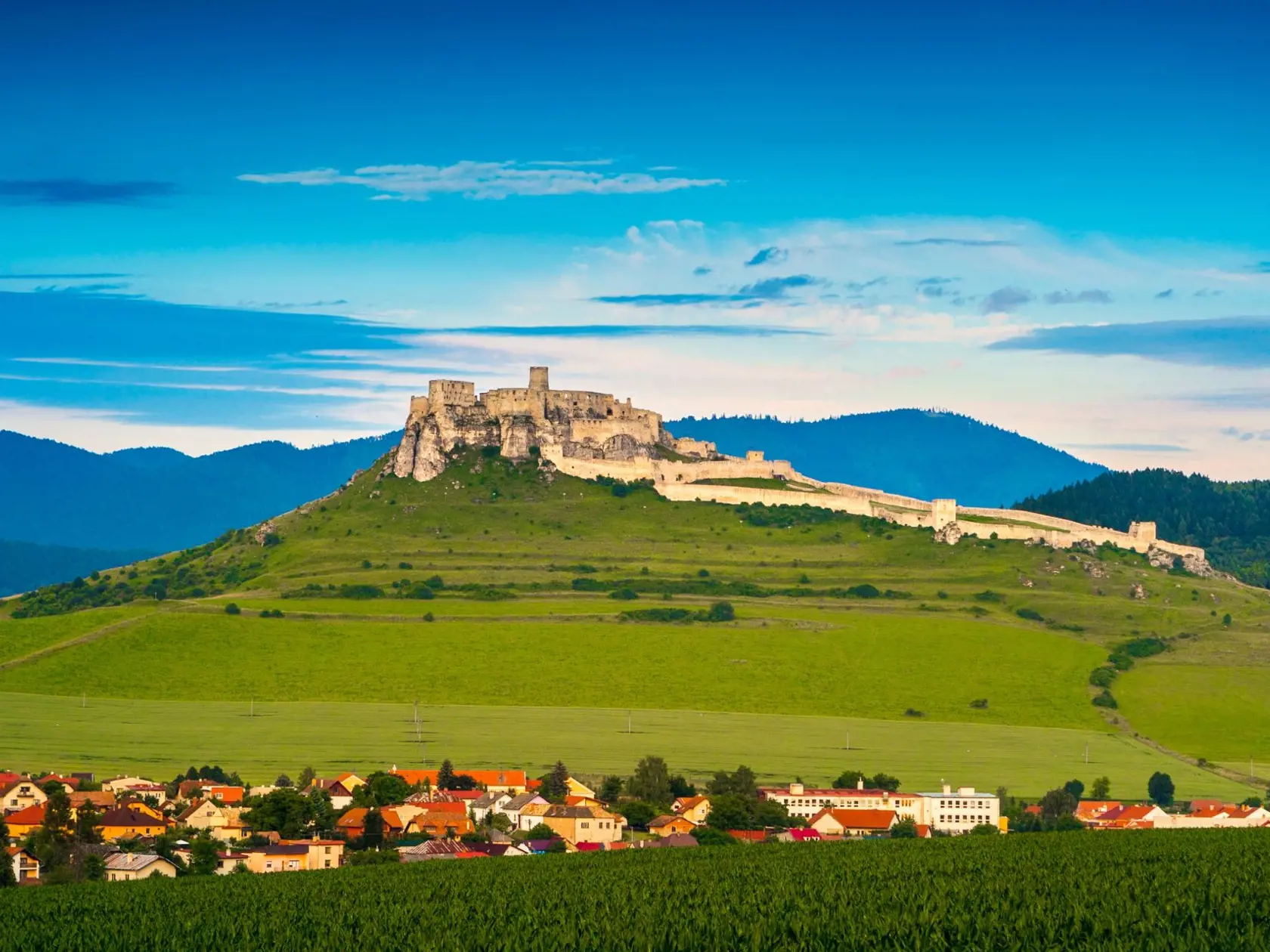 Spišský hrad, Slovensko: Jeden z najväčších hradov v Európe bol postavený v 12. storočí.