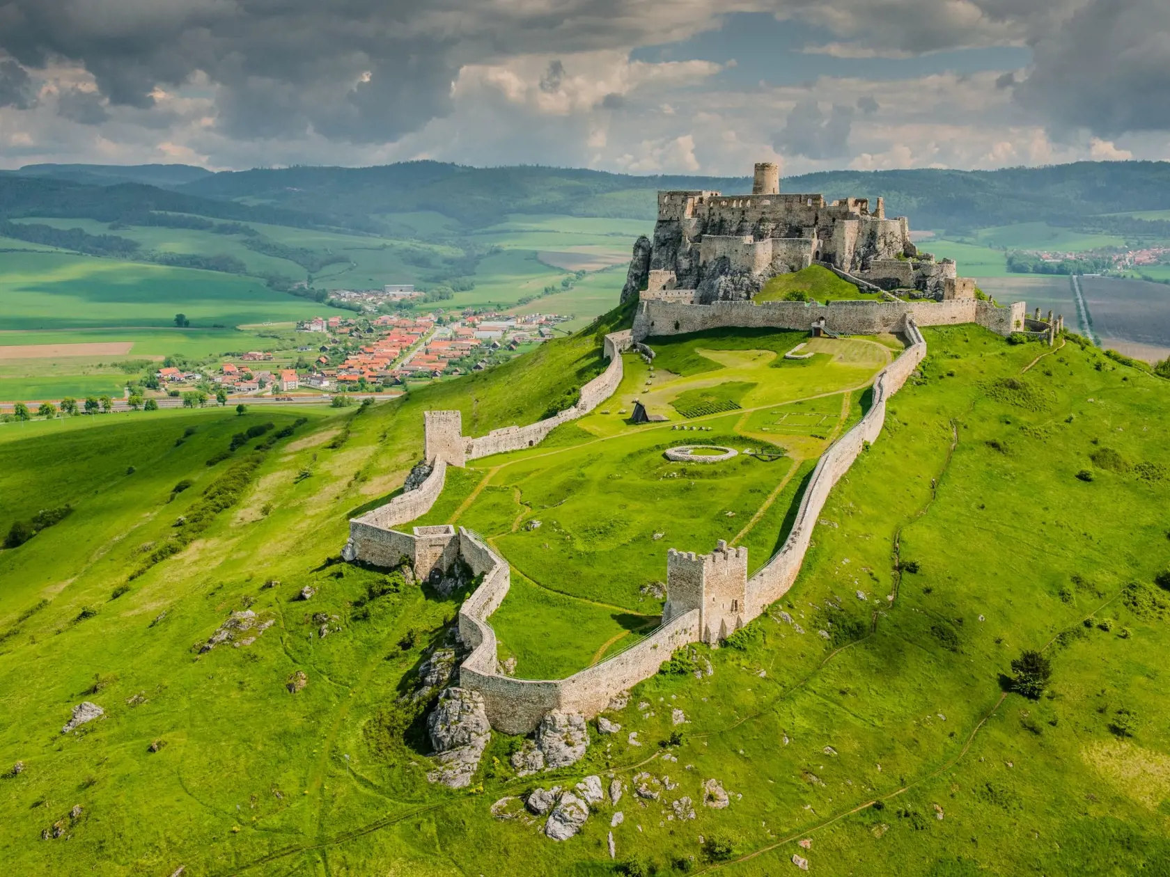Spišský hrad, Slovensko: Jeden z najväčších hradov v Európe bol postavený v 12. storočí.