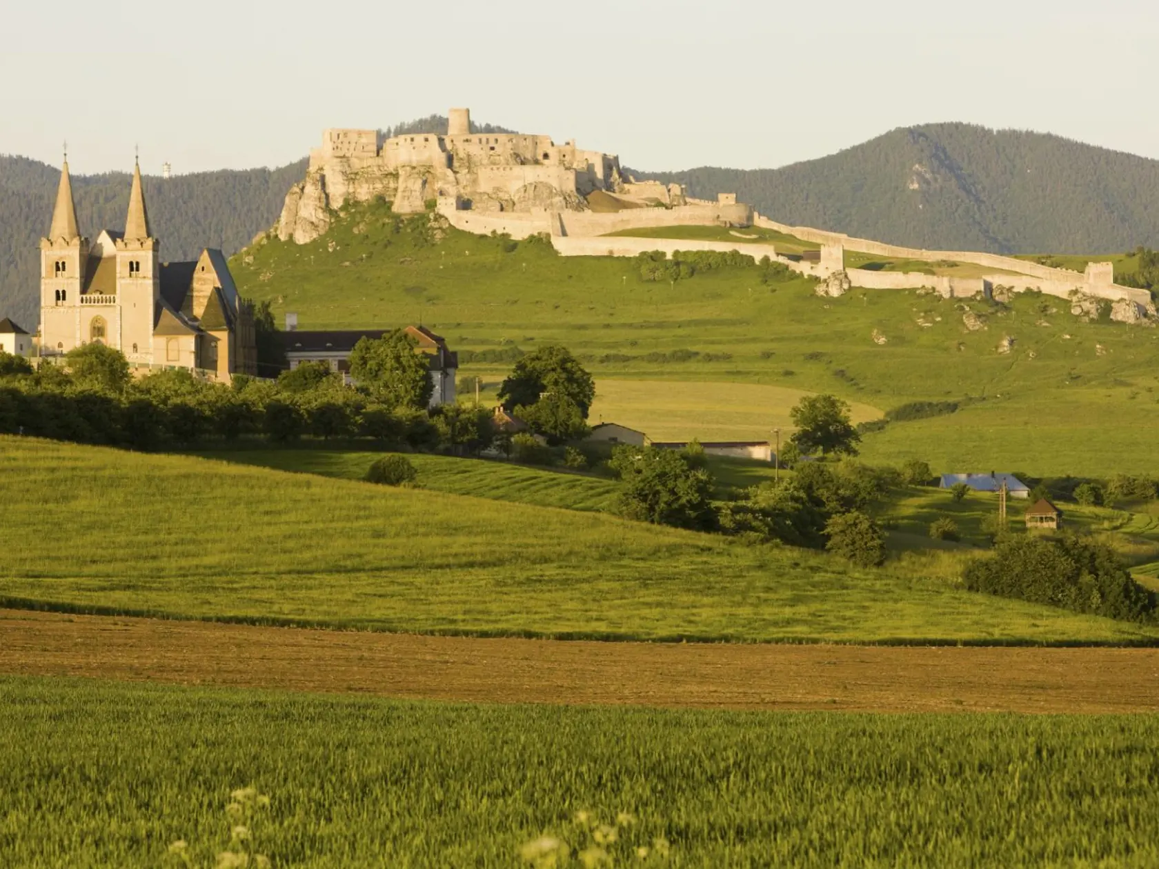 K obľúbeným a často navštevovaným miestam patrí  Spišský hrad a Spišská Kapitula.