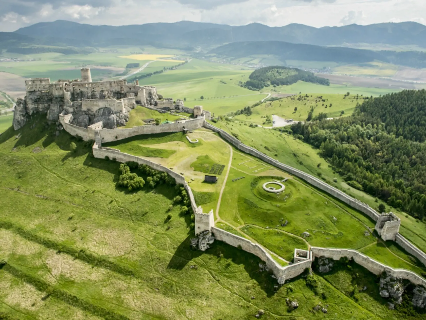 Spišský hrad. Bývala misska často navštevuje jednu z najcennejších pamiatok Spiša a najvýznamnejší hrad na Slovensku. „Som rada, že sa našli peniaze na  záchranu  Spišského hradu a z niekdajšej ruiny je dnes pekný hradný komplex, ktorý sa z roka na rok rozširuje. Lákavý je aj pestrý program pre návštevníkov tohto skvostu.