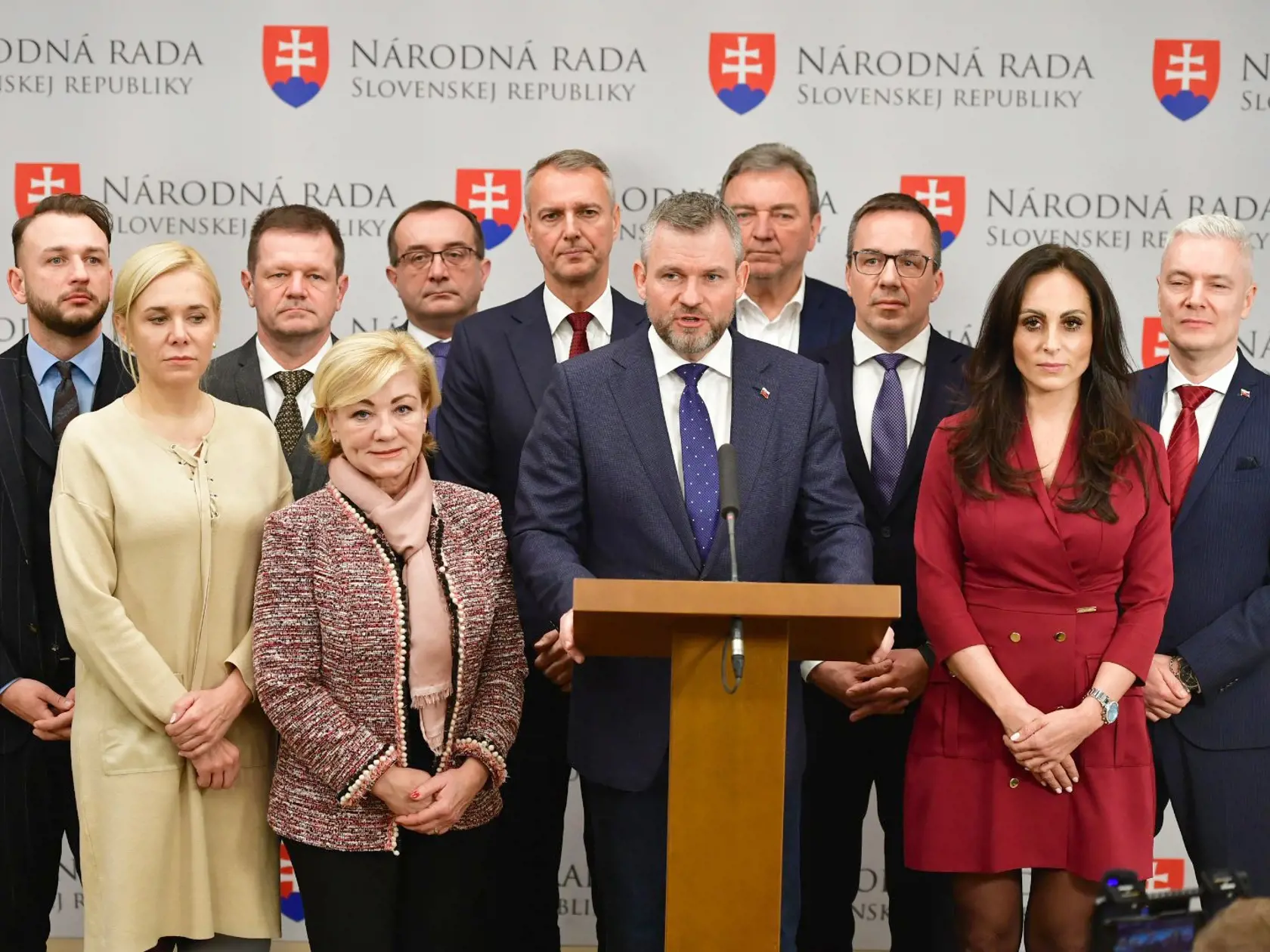 Na snímke uprostred v popredí predseda strany Hlas-SD Peter Pellegrini počas tlačovej konferencie Hlas-SD po vyslovení nedôvery vláde Eduarda Hegera (OĽANO) vo štvrtok 15. decembra 2022. Národná rada (NR) SR vo štvrtok vyslovila nedôveru vláde Eduarda Hegera. Za jej pád hlasovalo 78 poslancov. Vláda bude ďalej fungovať v demisii s obmedzenými právomocami. FOTO TASR - Jaroslav Novák