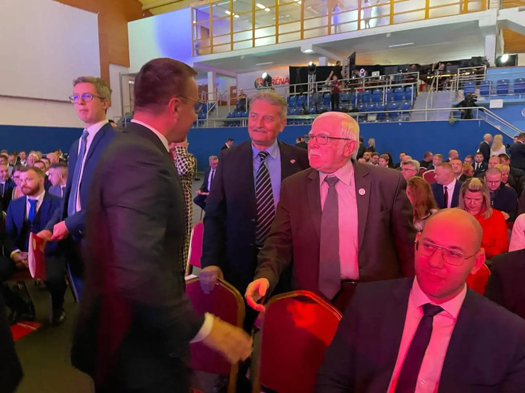 Snem Hlasu-SD v Liptovskom Mikuláši. Pozornosť pútali predovšetkým Zuzana Dolinková a Denisa Saková svojimi sexi outfitmi.