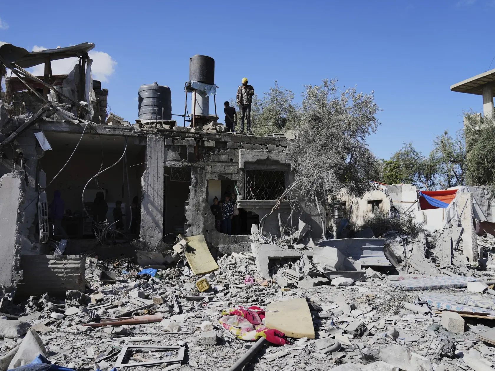 Palestínčania skúmajú svoj zničený dom počas izraelského bombardovania Pásma Gazy, v meste Dajr al-Balah 19. marca 2025. Izraelské letecké útoky od stredajšej polnoci zabili v Pásme Gazy najmenej 13 ľudí, informoval úrad palestínskej civilnej ochrany. TASR o tom píše podľa správ agentúry AFP.