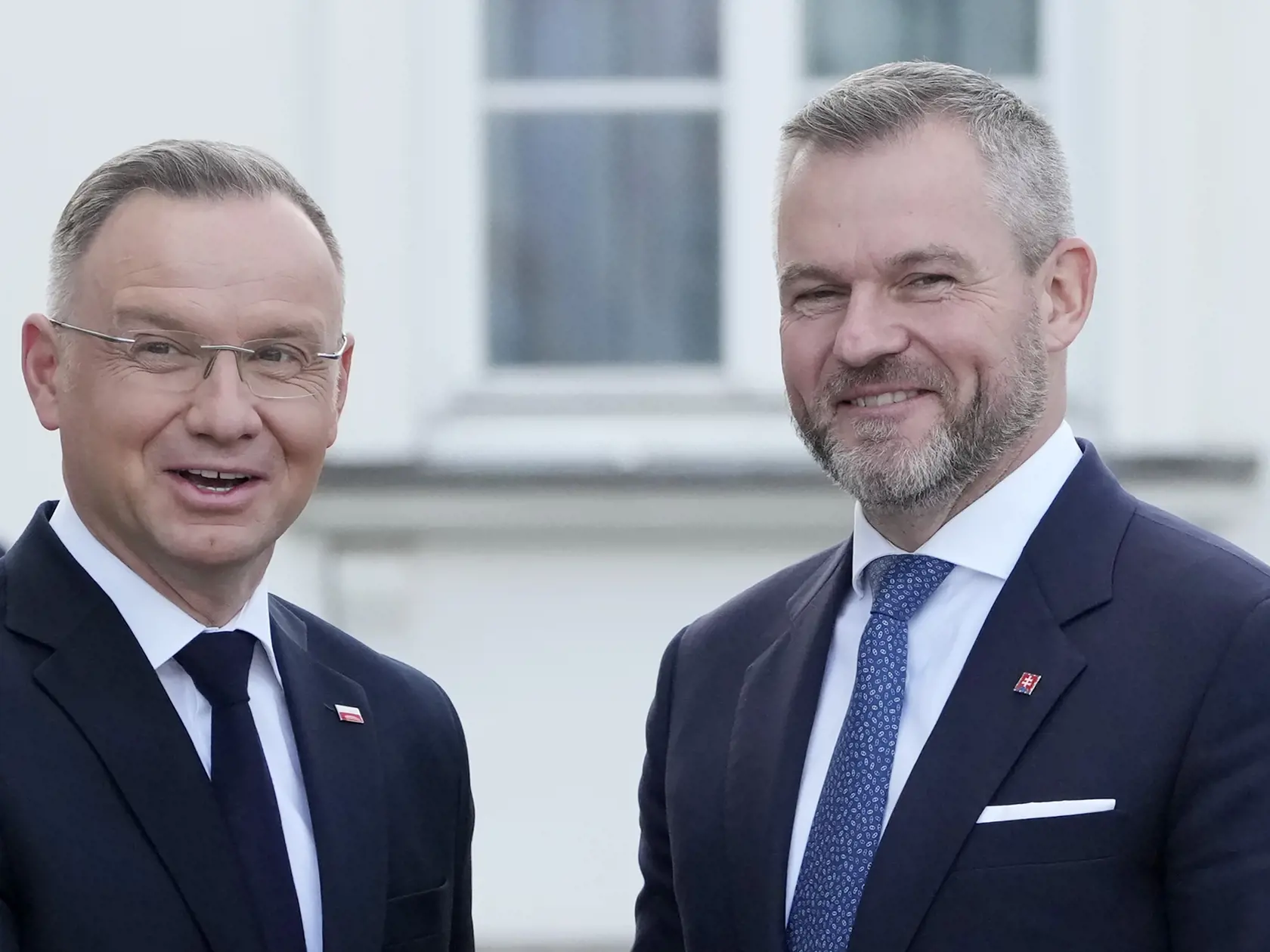 KK2 Varšava - Poľský prezident Andrzej Duda (vľavo) víta slovenského prezidenta Petra Pellegriniho pred spoločným pracovným stretnutím vo Varšave 4. júla 2024. FOTO TASR/AP
Polish President Andrzej Duda, left, welcomes Slovakian president Peter Pellegrini, right, prior to a working meeting at Belvedere Palace in Warsaw, Poland, Thursday, July 4, 2024. Pellegrini is on a one-day visit, ahead of NATO summit. (AP Photo/Czarek Sokolowski)