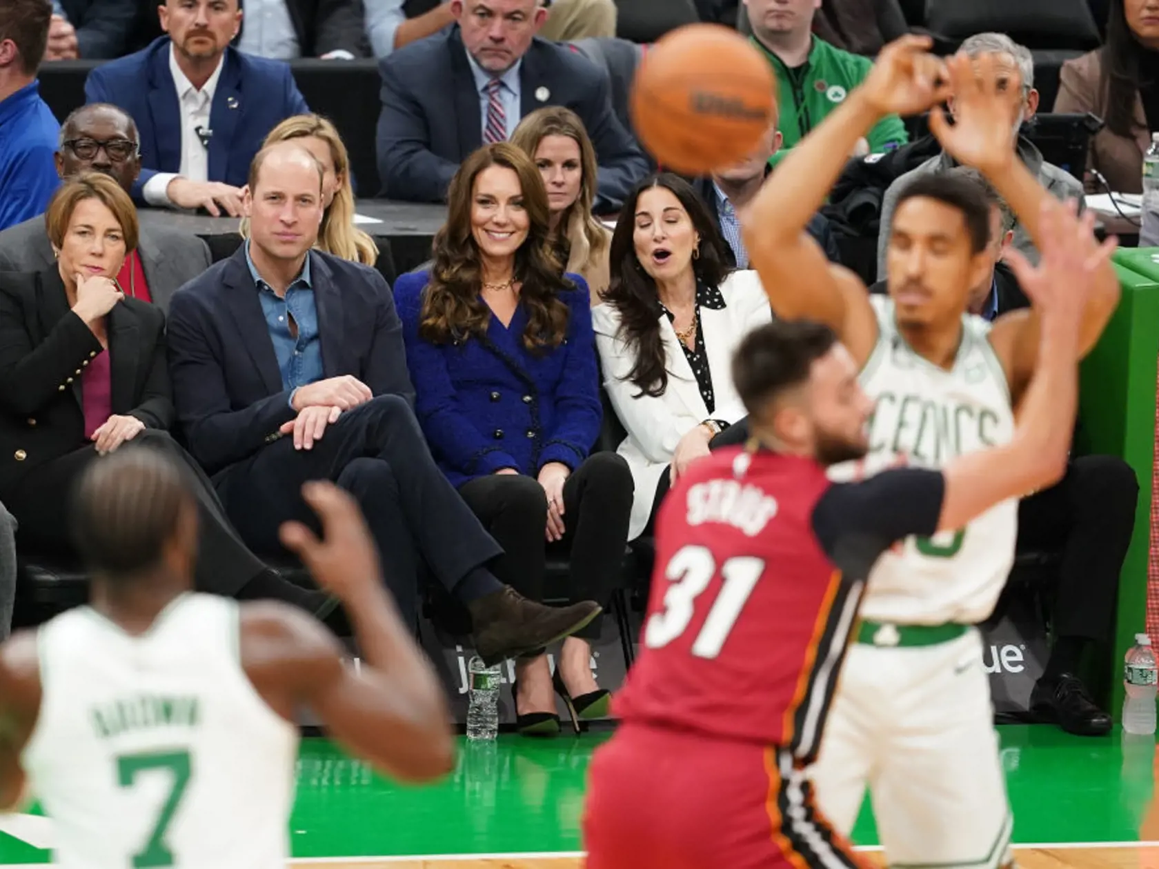 Princ William a princezná Kate sa na zápase NBA dobre bavili.
