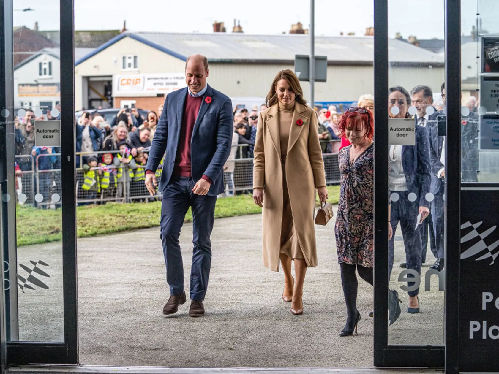 Princezná Kate oslnila v elegantnom outfite v prírodných tónoch.
