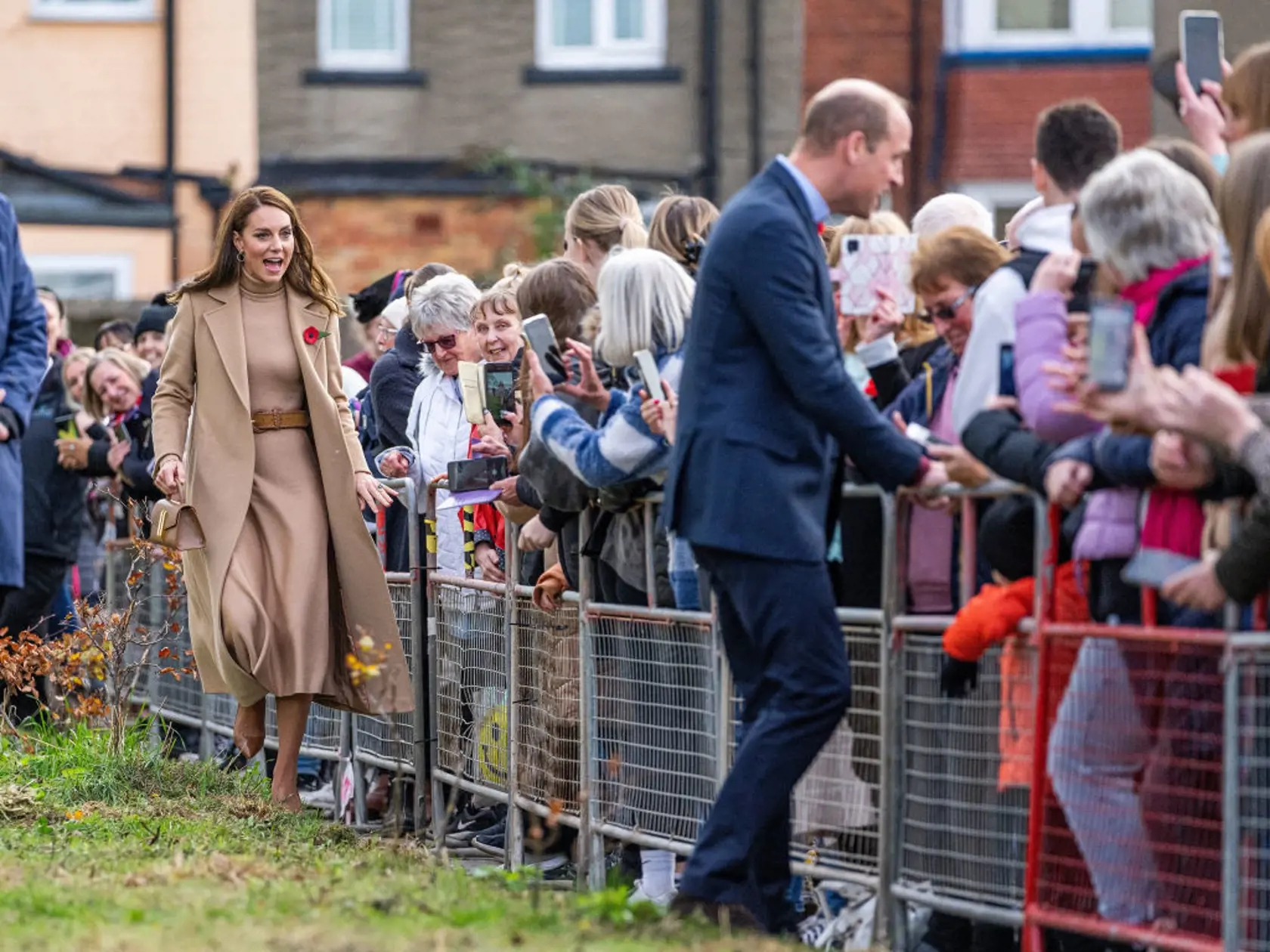 Princezná Kate oslnila v elegantnom outfite v prírodných tónoch.