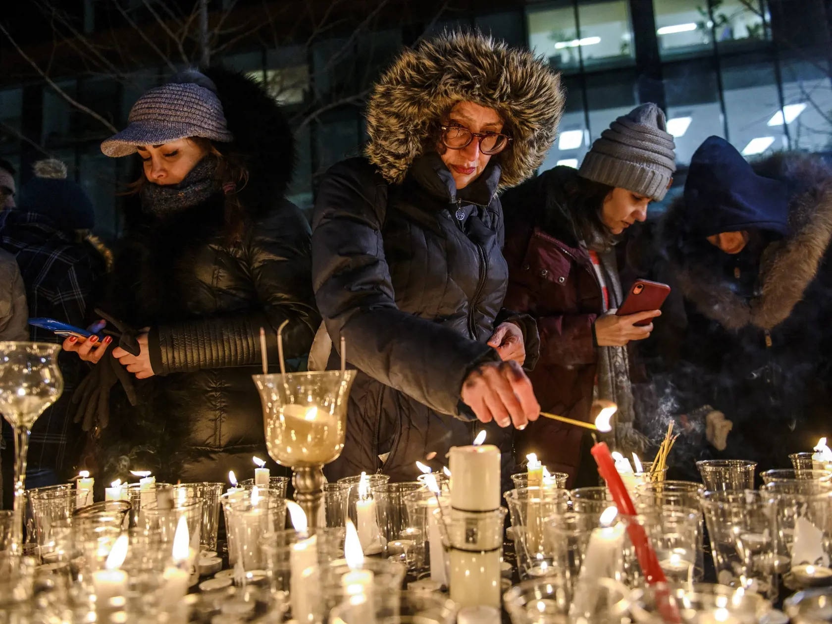 KK14 Montreal - Na snímke členovia iránskej komunity v Montreale počas vigílie za obete havarovaného lietadla leteckej spoločnosti Ukraine International Airlines (UIA) neďaleko Teheránu počas vigílie 9. januára 2020 v Montreale. Stovky ľudí sa vo štvrtok neskoro večer zišli v kanadskom Toronte, aby si uctili pamiatku 176 obetí havárie ukrajinského dopravného lietadla, ktoré sa v stredu ráno zrútilo pri iránskom hlavnom meste Teherán. Obdobné pietne zhromaždenia sa konali aj v Ottawe a Montreale,