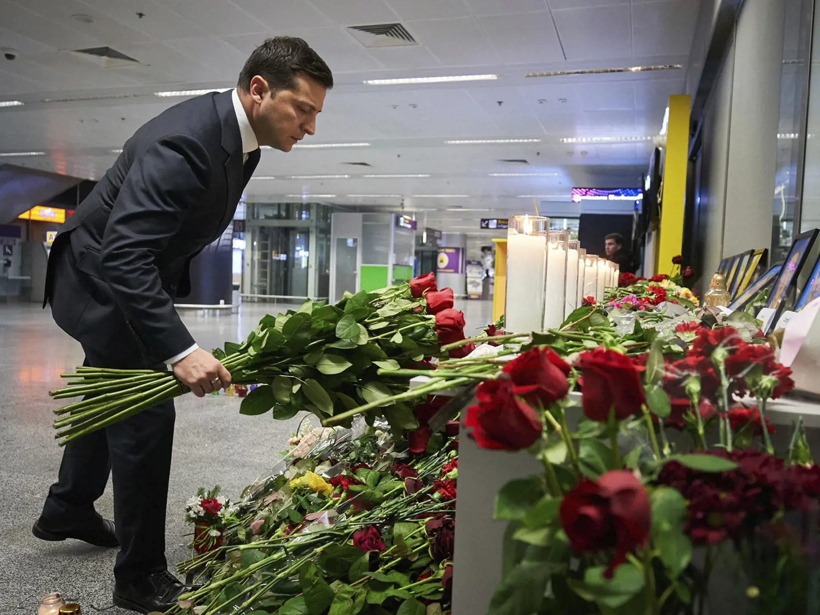KK9 Kyjev - Ukrajinský prezident Volodymyr Zelenskyj pokladá kvety na pamiatku členov posádky havarovaného lietadla leteckej spoločnosti Ukraine International Airlines (UIA) 9. januára 2020 na medzinárodnom letisku v Kyjeve. Lietadlo Boeing 737-800 leteckej spoločnosti UIA na linke PS752, smerujúce do Kyjeva, havarovalo v stredu 8. januára 2020 skoro ráno krátko po štarte z letiska v Teheráne. Pri havárii zomreli všetci ľudia na palube. FOTO TASR/AP
In this handout photo provided by the Ukrainia