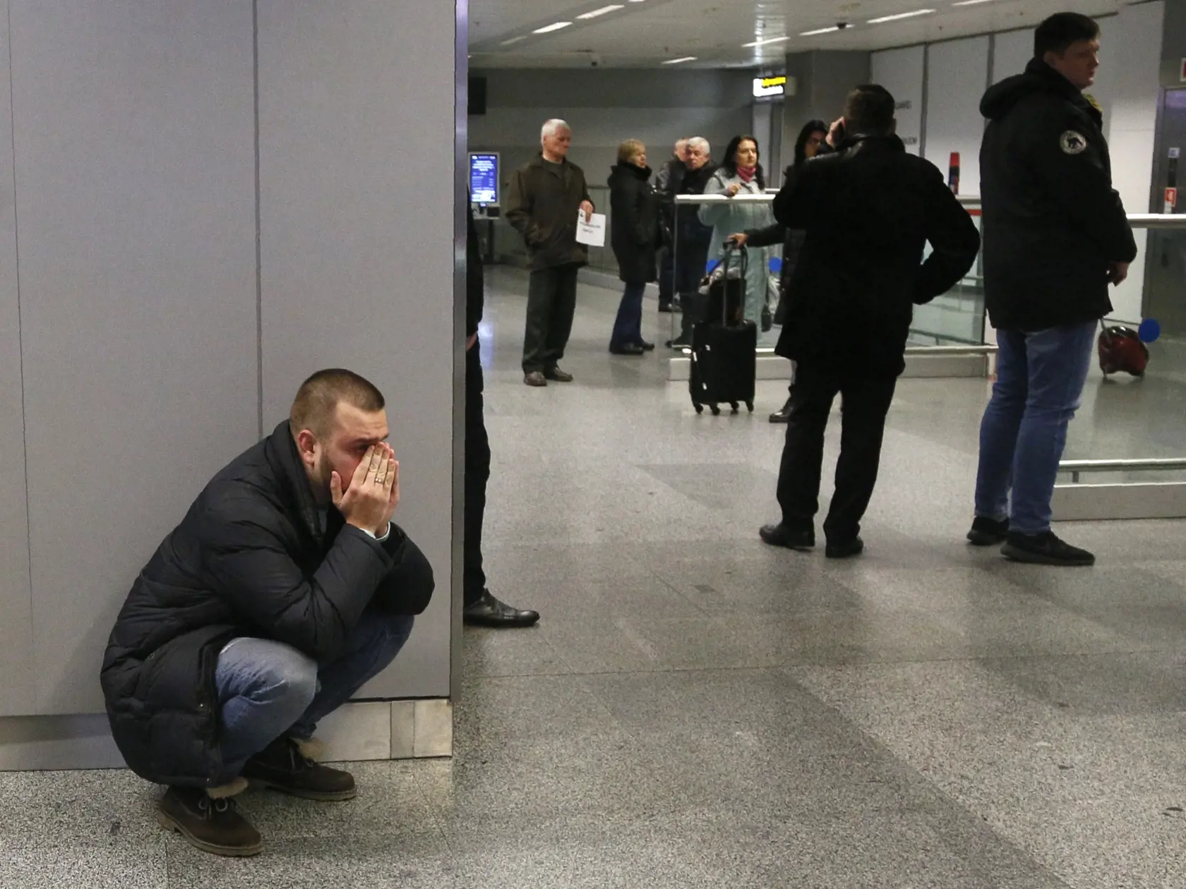 KK6 Kyjev - Príbuzný jednej z obetí havarovaného ukrajinského lietadla typu Boeing 737-800 reaguje na medzinárodnom letisku v Kyjeve 8. januára 2020. Haváriu lietadla ukrajinských aerolínií so 180 ľuďmi na palube, ktoré sa v stredu zrútilo v iránskej metropole Teherán, nikto neprežil. Lietadlo typu Boeing 737-800 spoločnosti Ukraine International Airlines (UIA) smerujúce do ukrajinskej metropoly Kyjev sa zrútilo na predmestí Teheránu krátko po vzlete z Medzinárodného letiska imáma Chomejního. FO