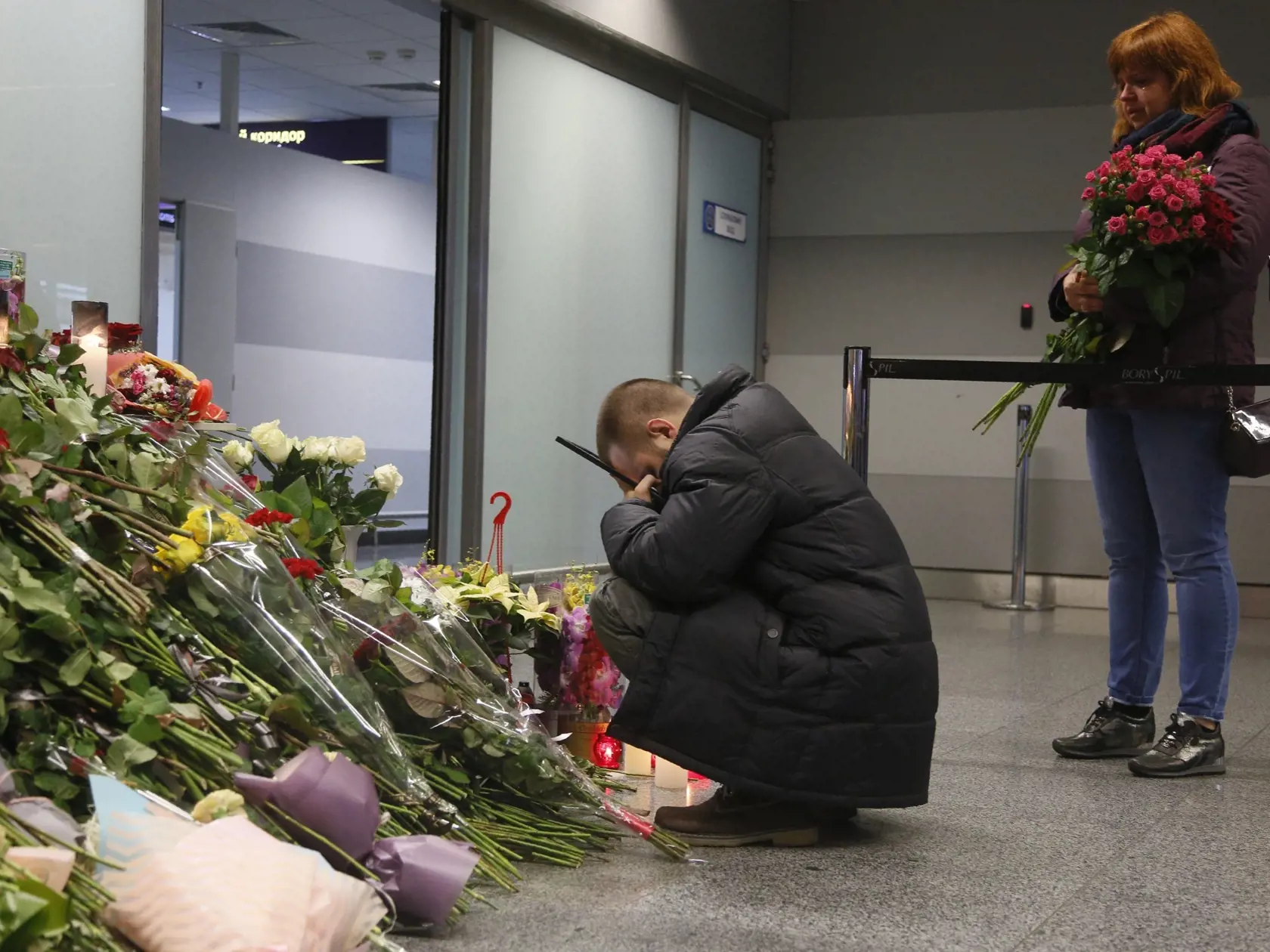 KK25 Kyjev - Partner Julie Sologubovej, členky posádky z havarovaného lietadla leteckej spoločnosti Ukraine International Airlines (UIA), drží jej portrét na medzinárodnom letisku v Kyjeve 10. januára 2020. Iránske úrady umožnili ukrajinským vyšetrovateľom, aby preskúmali zvyšky havarovaného ukrajinského dopravného lietadla, ktoré sa v stredu ráno zrútilo pri iránskom hlavnom meste Teherán.  K zrúteniu stroja došlo len niekoľko hodín po tom, ako Irán zaútočil balistickými strelami na dve vojensk