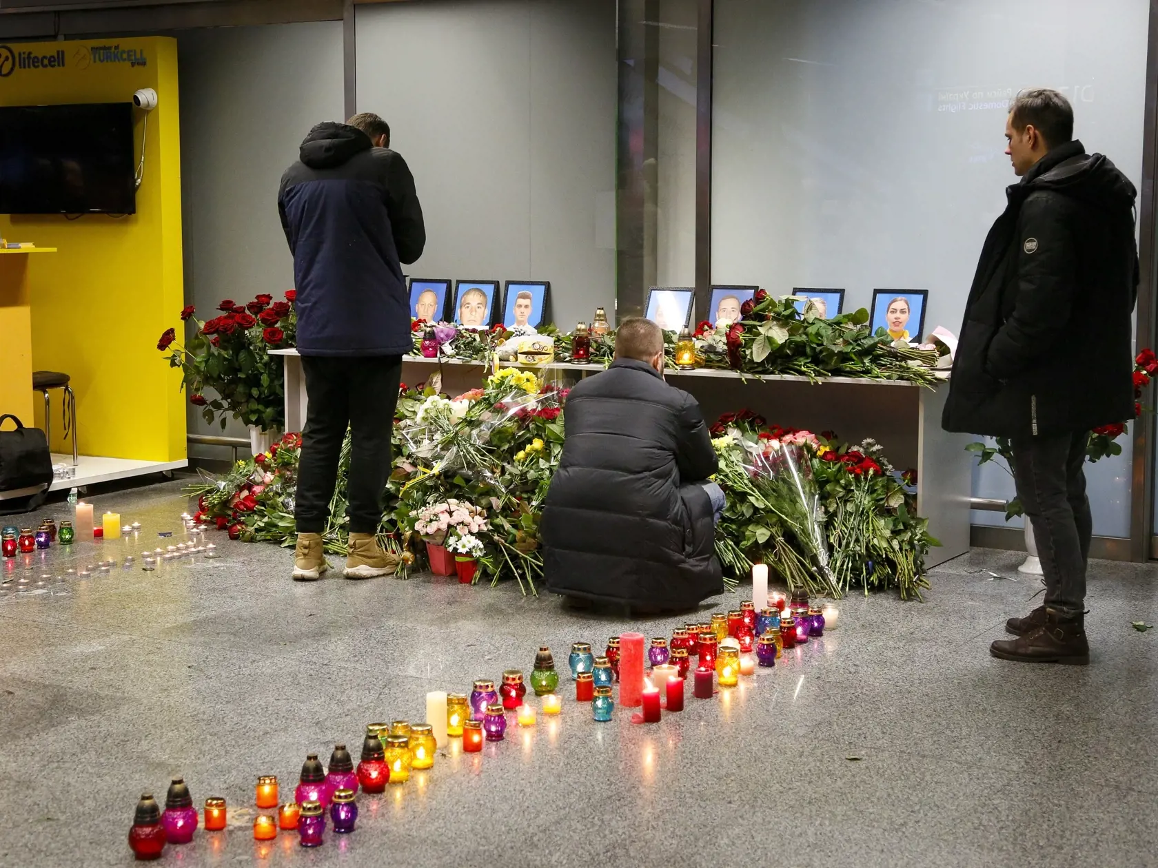 WA 19 Kyjev - Príbuzní obetí leteckého nešťastia kladú kvety a sviečky na pietne miesto na medzinárodnom kyjevskom letisku Boryspiľ v stredu 8. januára 2020. Lietadlo Boeing 737 na linke PS752 spoločnosti Ukraine International Airlines, smerujúce do Kyjeva, havarovalo v stredu skoro ráno krátko po štarte z letiska v Teheráne. Pri havárii zomreli všetci 176 ľudia na palube. Nešťastie sa odohralo v čase, keď Blízky východ čelí výraznému zvýšeniu napätia v súvislosti so zabitím vysokopostaveného ir