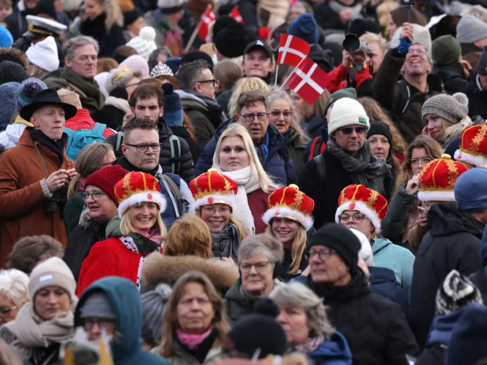 Tisíce ľudí sa v nedeľu začínajú zhromažďovať v centre Kodane, aby boli svedkami historického okamihu abdikácie kráľovnej v jednej z najstarších monarchií na svete.