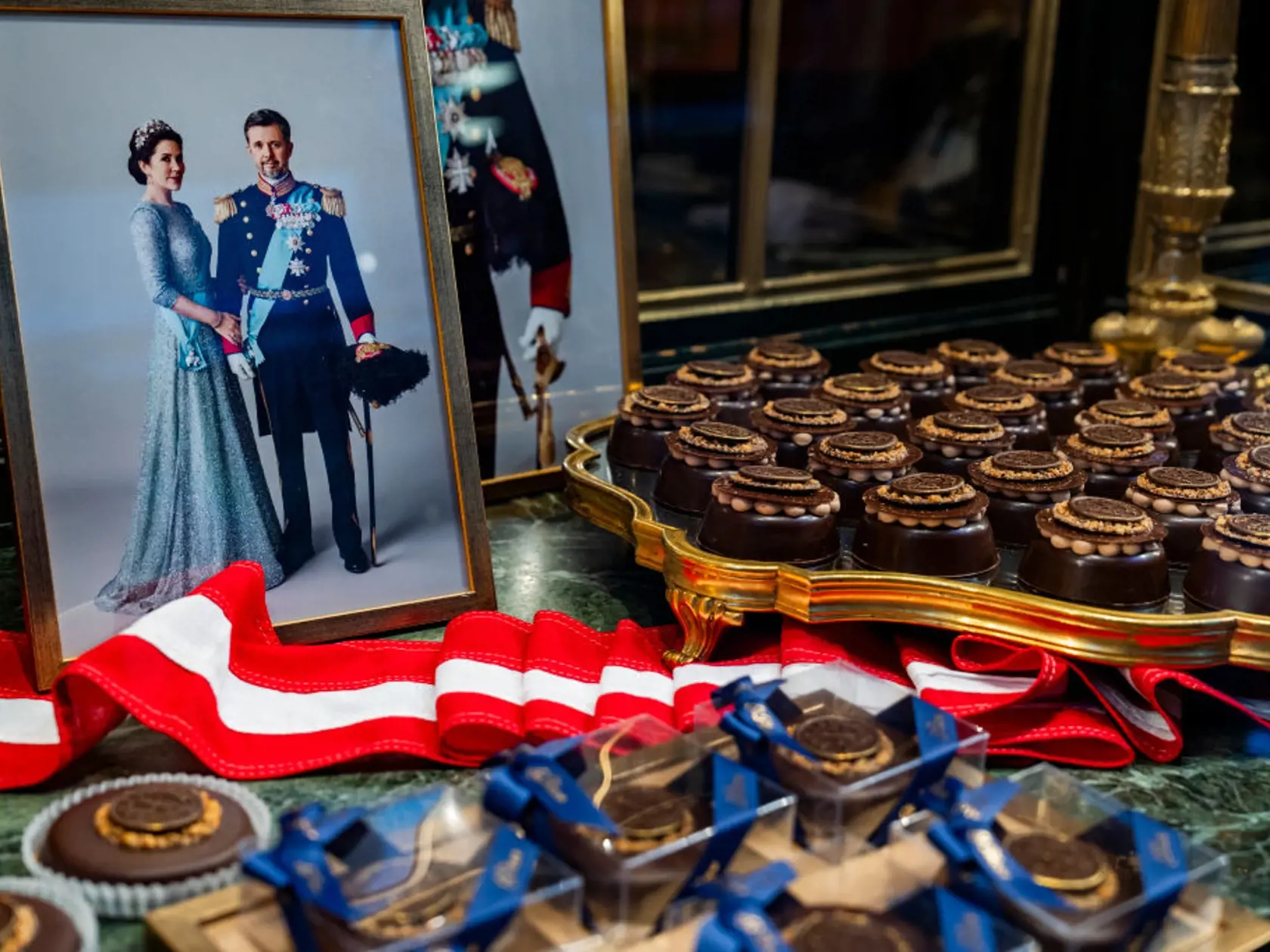 Tisíce ľudí sa v nedeľu začínajú zhromažďovať v centre Kodane, aby boli svedkami historického okamihu abdikácie kráľovnej v jednej z najstarších monarchií na svete.
