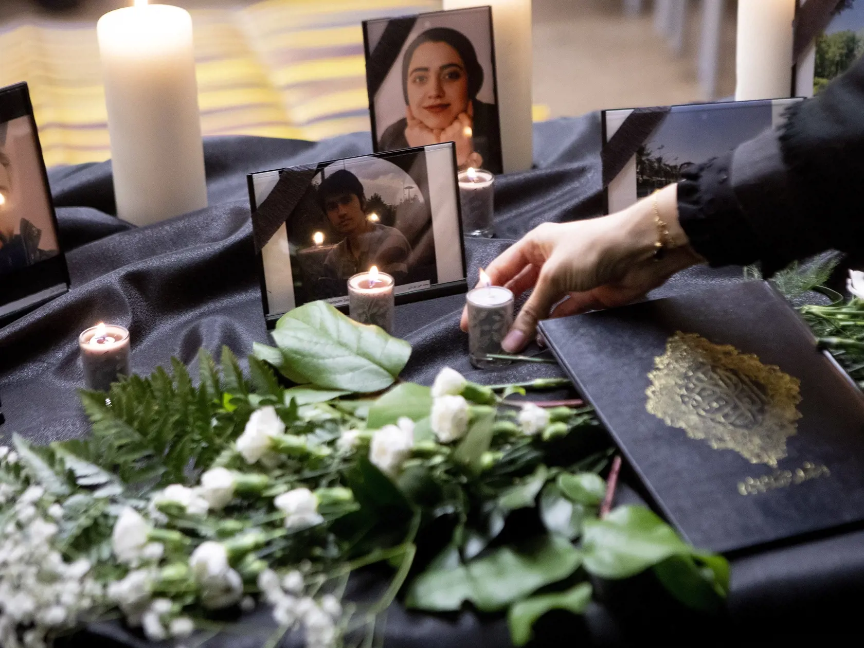 KK11 Toronto - Na snímke sviečky a fotografie počas vigílie za obete pádu lietadla leteckej spoločnosti Ukraine International Airlines (UIA) neďaleko Teheránu, 8. januára 2020 v Toronte. Lietadlo Boeing 737-800 leteckej spoločnosti UIA na linke PS752, smerujúce do Kyjeva, havarovalo v stredu 8. januára 2020 skoro ráno krátko po štarte z letiska v Teheráne. Pri havárii zomreli všetci ľudia na palube. Najmenej 63 pasažierov pochádzalo z Kanady. FOTO TASR/AP
A candle is placed on a table bearing ph
