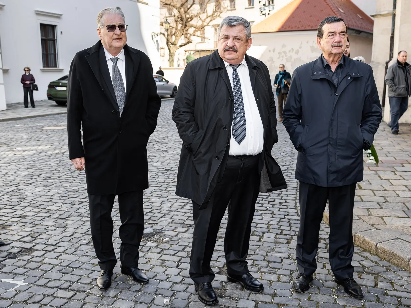 Posledná rozlúčka s hercom Štefanom Kvietikom za účasti rodiny aj verejnosti v Katedrále sv. Martina v Bratislave. Na snímke Anton Hrnko a Ľudovít Černák.