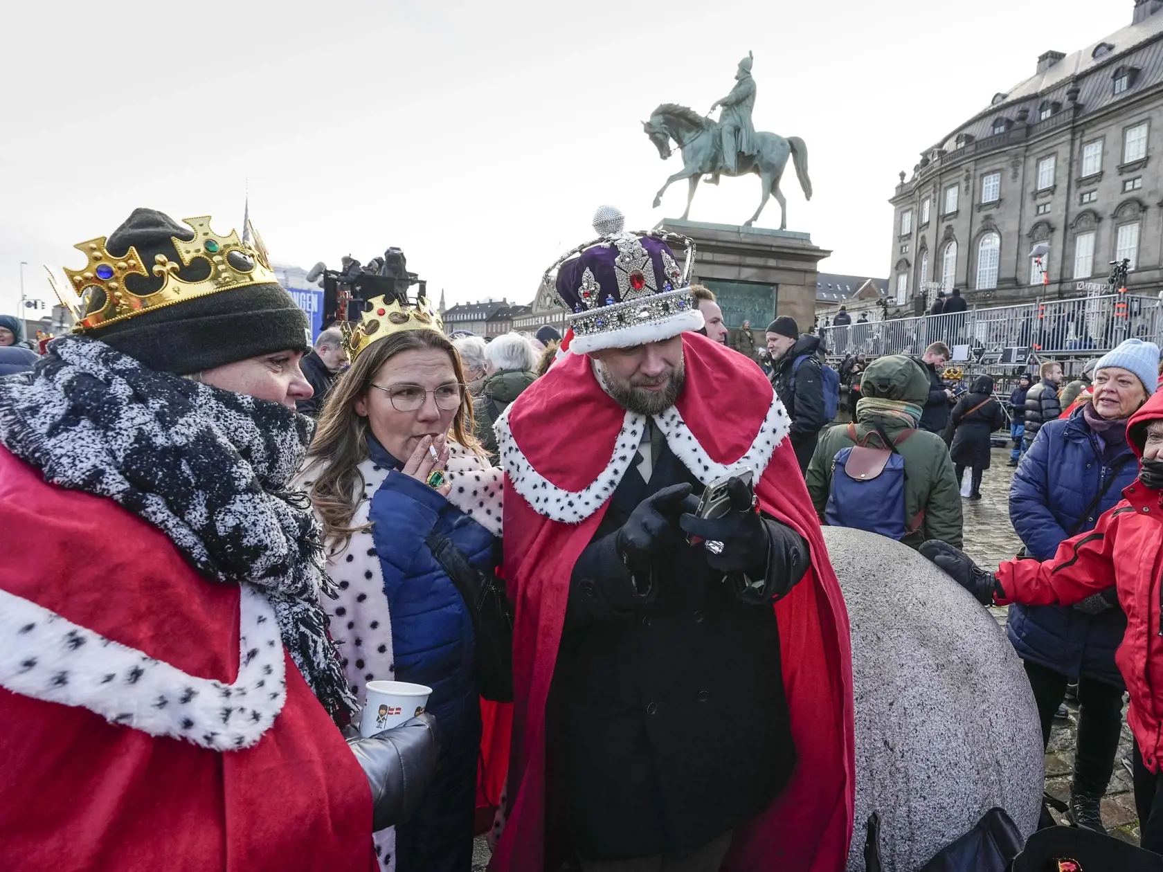 EBE 38 Kodaň - Ľudia oblečení ako kráľ a kráľovná čakajú na zámku Christiansborg v dánskej Kodani v nedeľu 14. januára 2024. Dánska kráľovná Margaréta II. po 52 rokoch abdikuje a odovzdá trón svojmu najstaršiemu synovi, korunnému princovi Frederikovi. Ten sa stane kráľom Frederikom X. FOTO TASR/AP


People dressed as kings and queens wait at Christiansborg castle in Copenhagen, Denmark, Sunday, Jan. 14, 2024. Denmark's Crown Prince Frederik takes over the crown on Sunday from his mother, Queen M