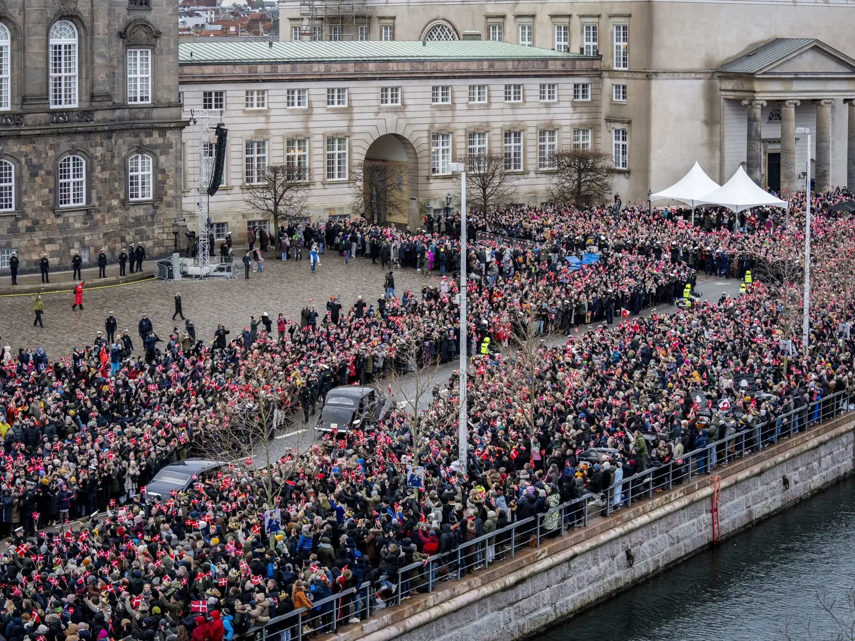 Dánsky korunný princ Frederik a korunná princezná Mary cestujú zo zámku Amalienborg na zámok Christiansborg v Kodani v nedeľu 14. januára 2024.