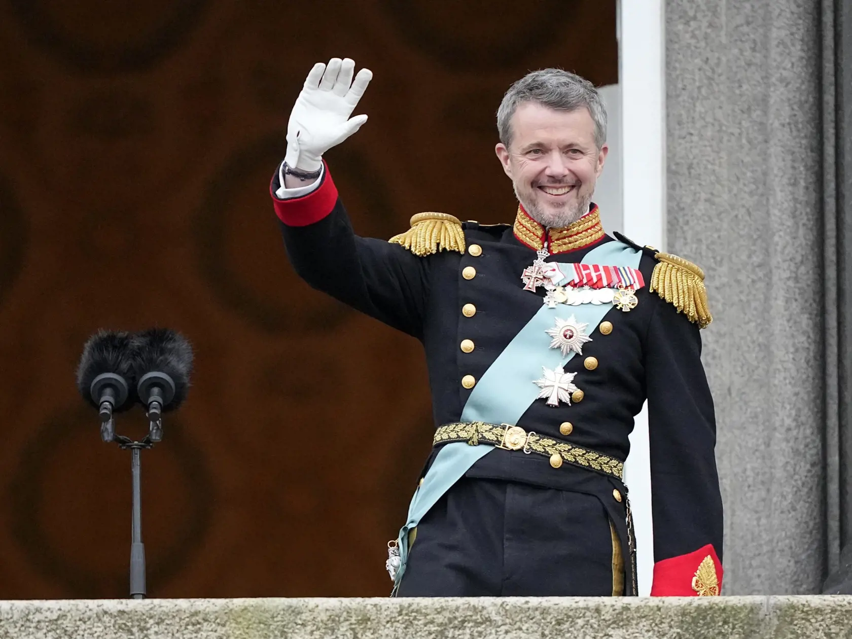 Dánsky kráľ Frederik X. pozdravil ľudí z balkóna Christiansborg Palace.