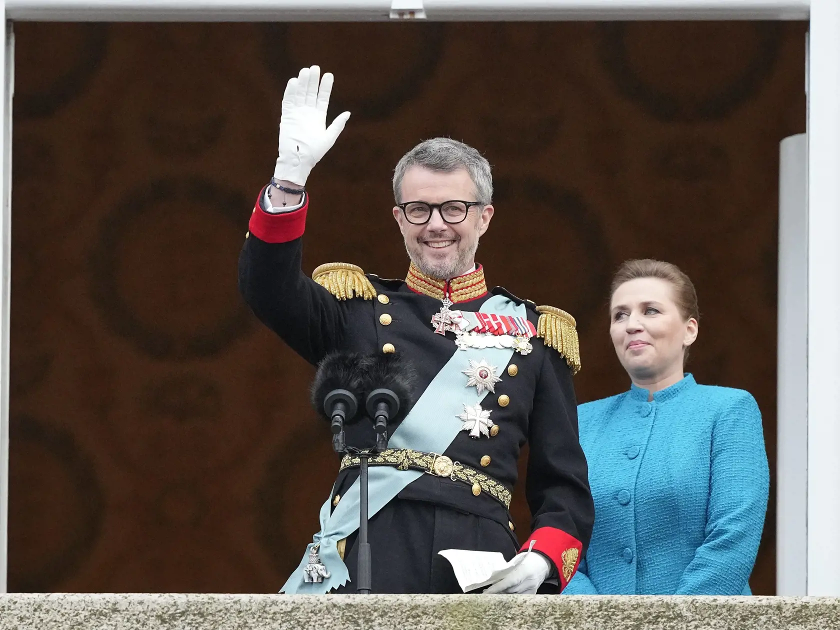Dánsky kráľ Frederik X. pozdravil ľudí z balkóna Christiansborg Palace.