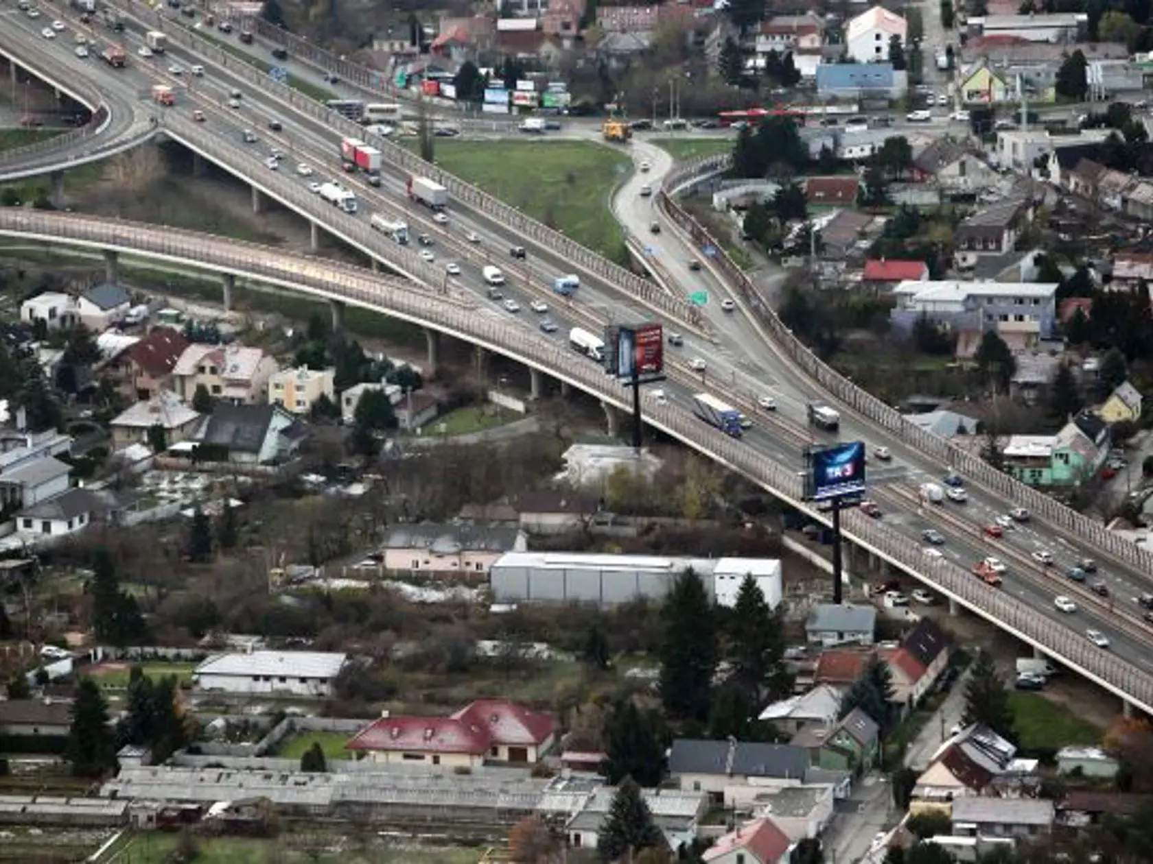 Vjazd do Bratislavy je v špičke permanentne zapchatý.