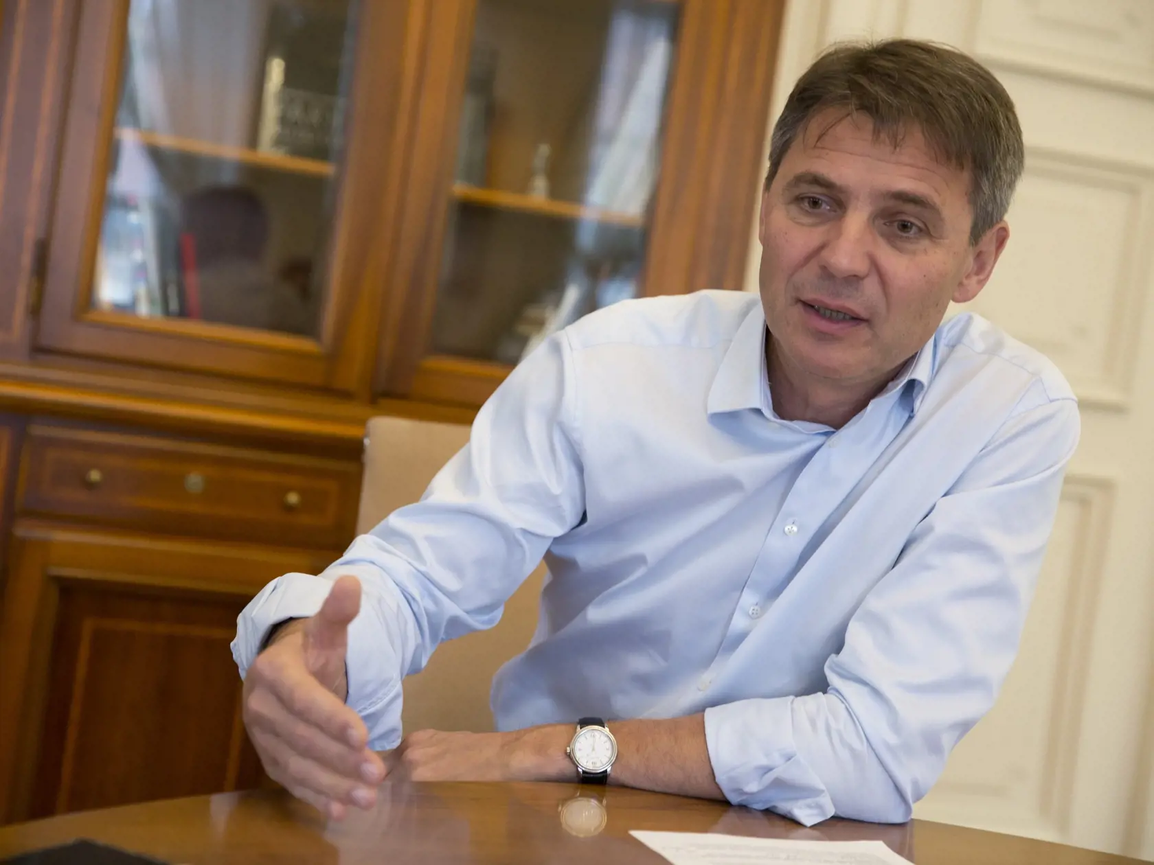 Mesto prichádza o peniaze z daní, pretože mnoho ľudí nemá v Bratislave prehlásený trvalý pobyt. Podľa Nesrovnala nato doplácajú Bratislavčania.