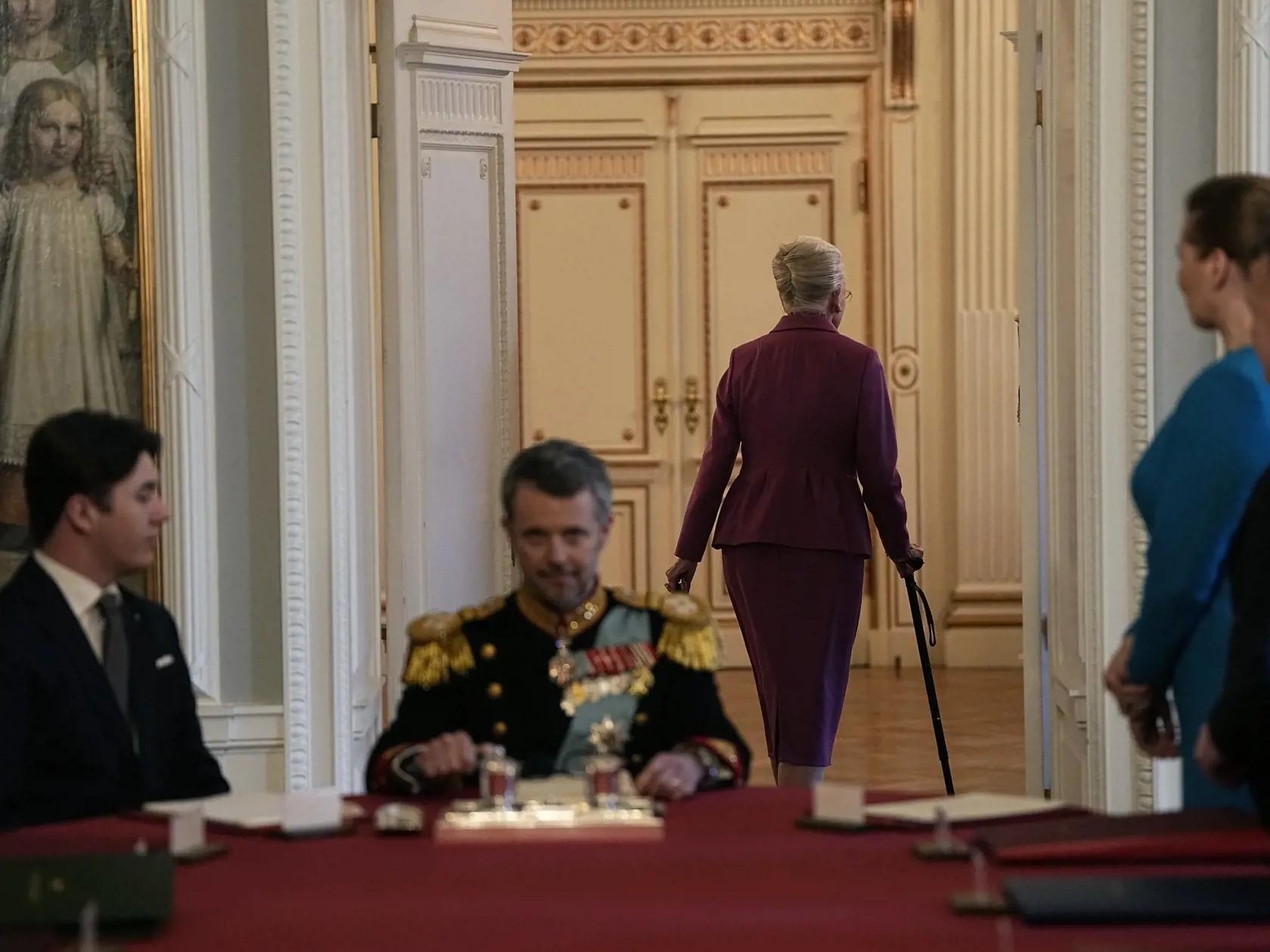 Kráľovná Margaréta II. odchádza, princ Frederik sa ujíma žezla.