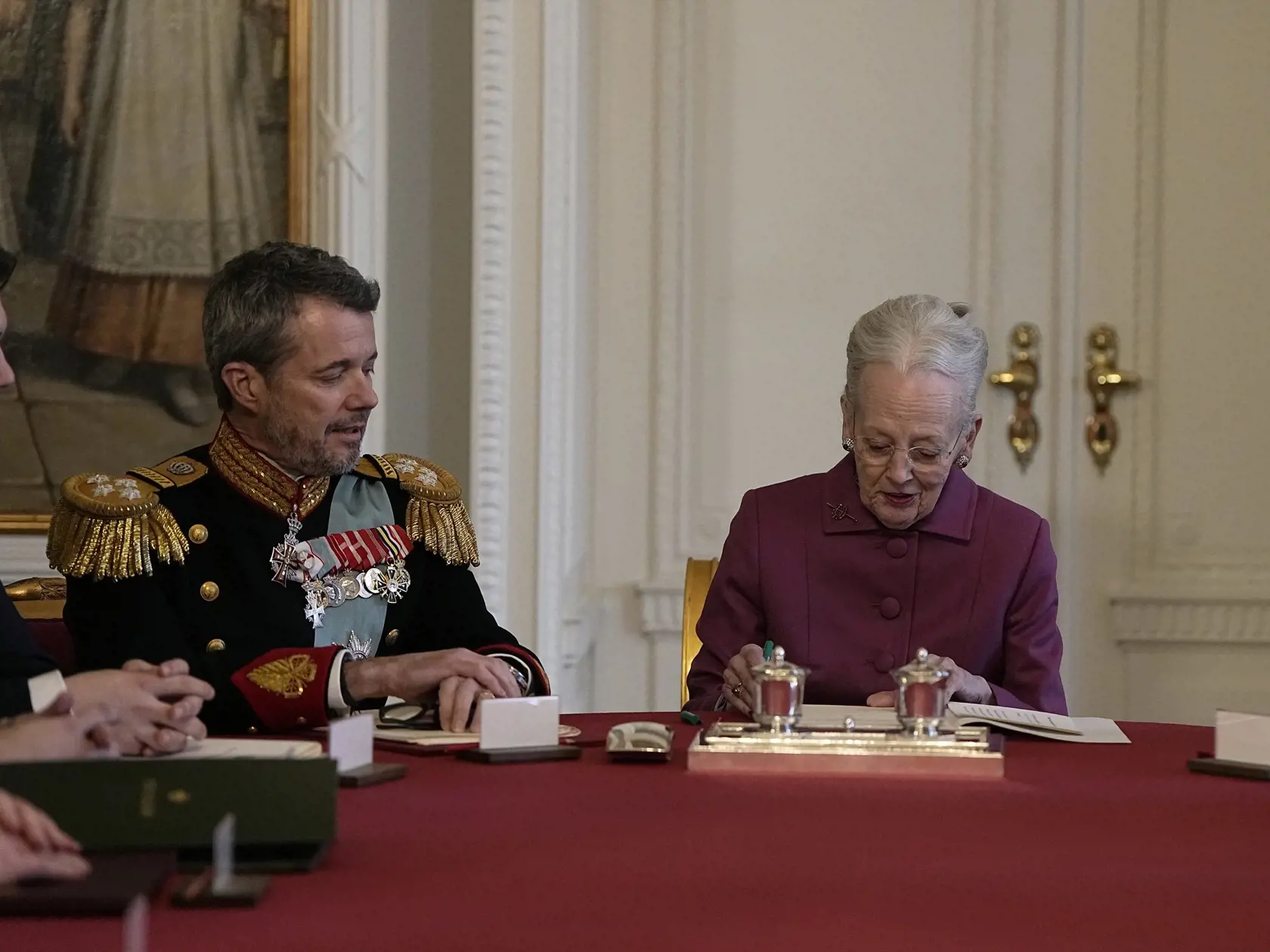 Kráľovná Margaréta II. podpísala abdikáciu a oficiálne prenechala trón svojmu synovi princovi Frederikovi (vľavo).