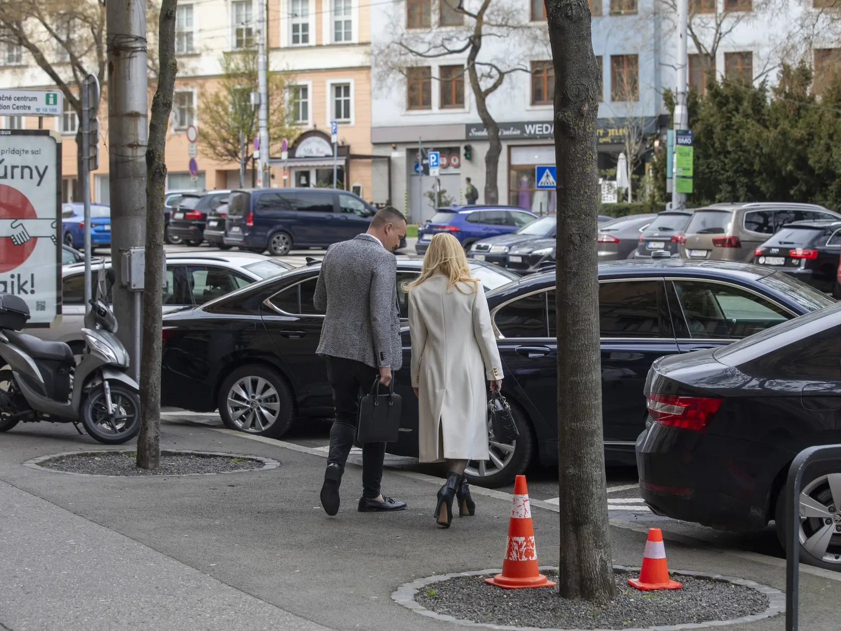 Na snimke je ministerka kultúry Martina Šimkovičová a jej služobné auto BMW.