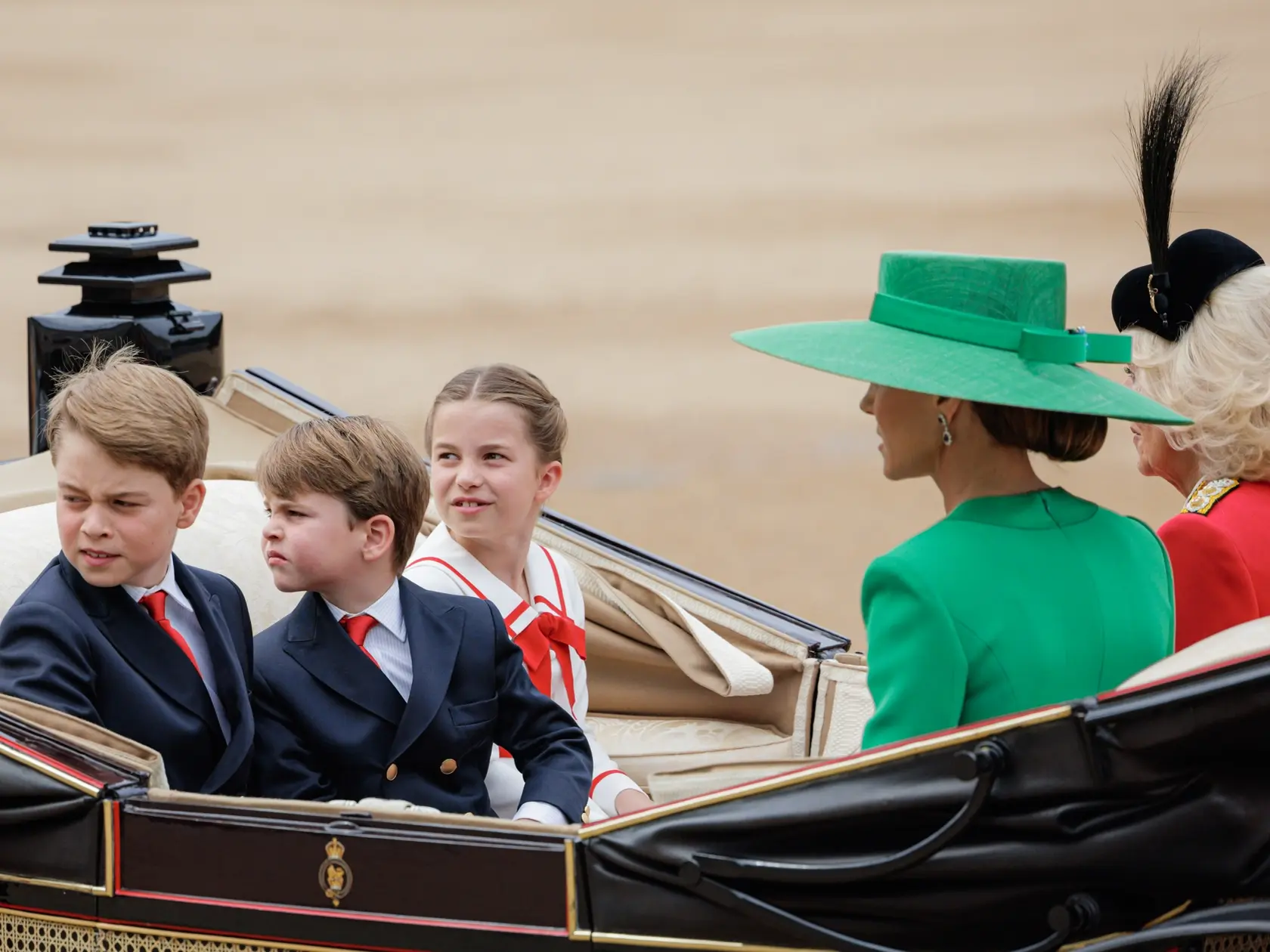 Princezná Kate a kráľovná Kamila dohliadali na trojicu súrodencov.