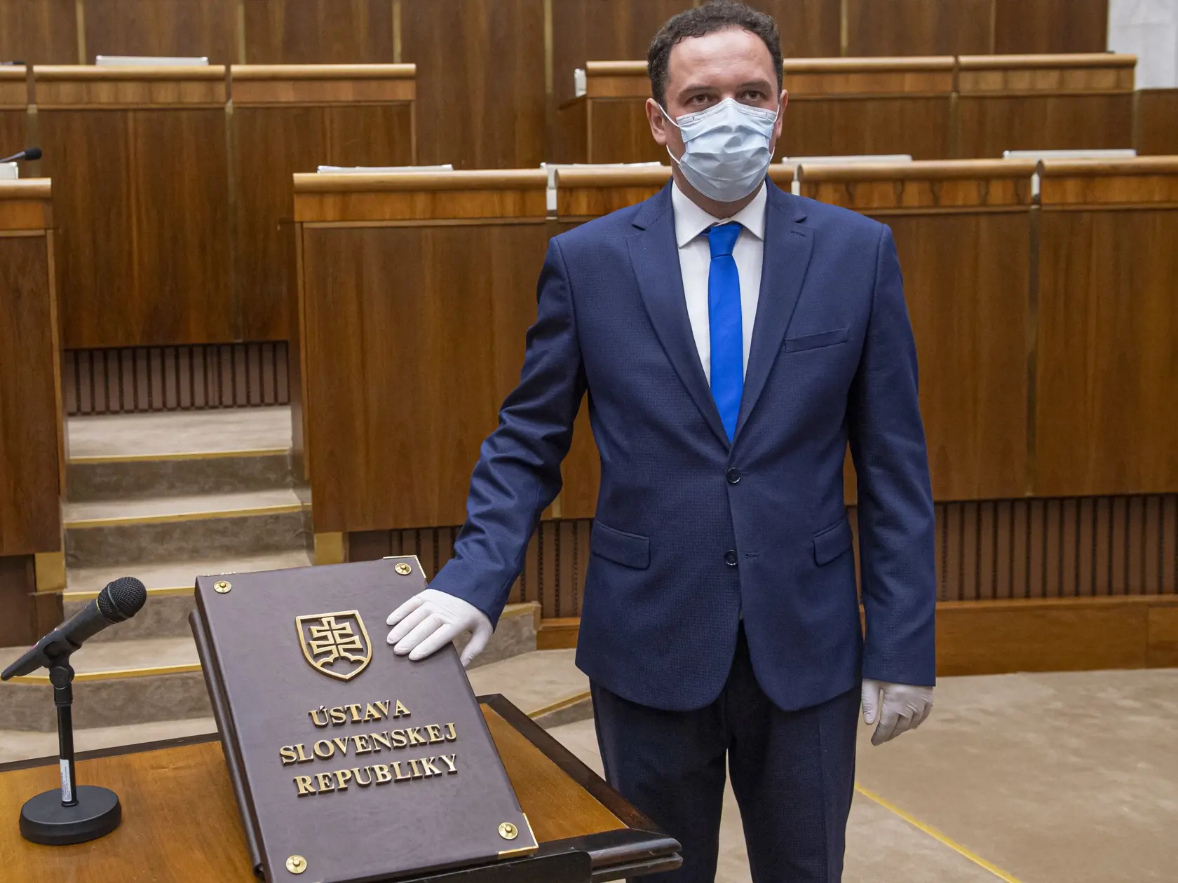Poslanec Martin Čepček OĽaNO do parlamentu predkladá návrhy na sprísnenie interrupcií bez konzultácie so spolustranníkmi. Od hnutia dostal žltú kartu, pozastavili mu členstvo.