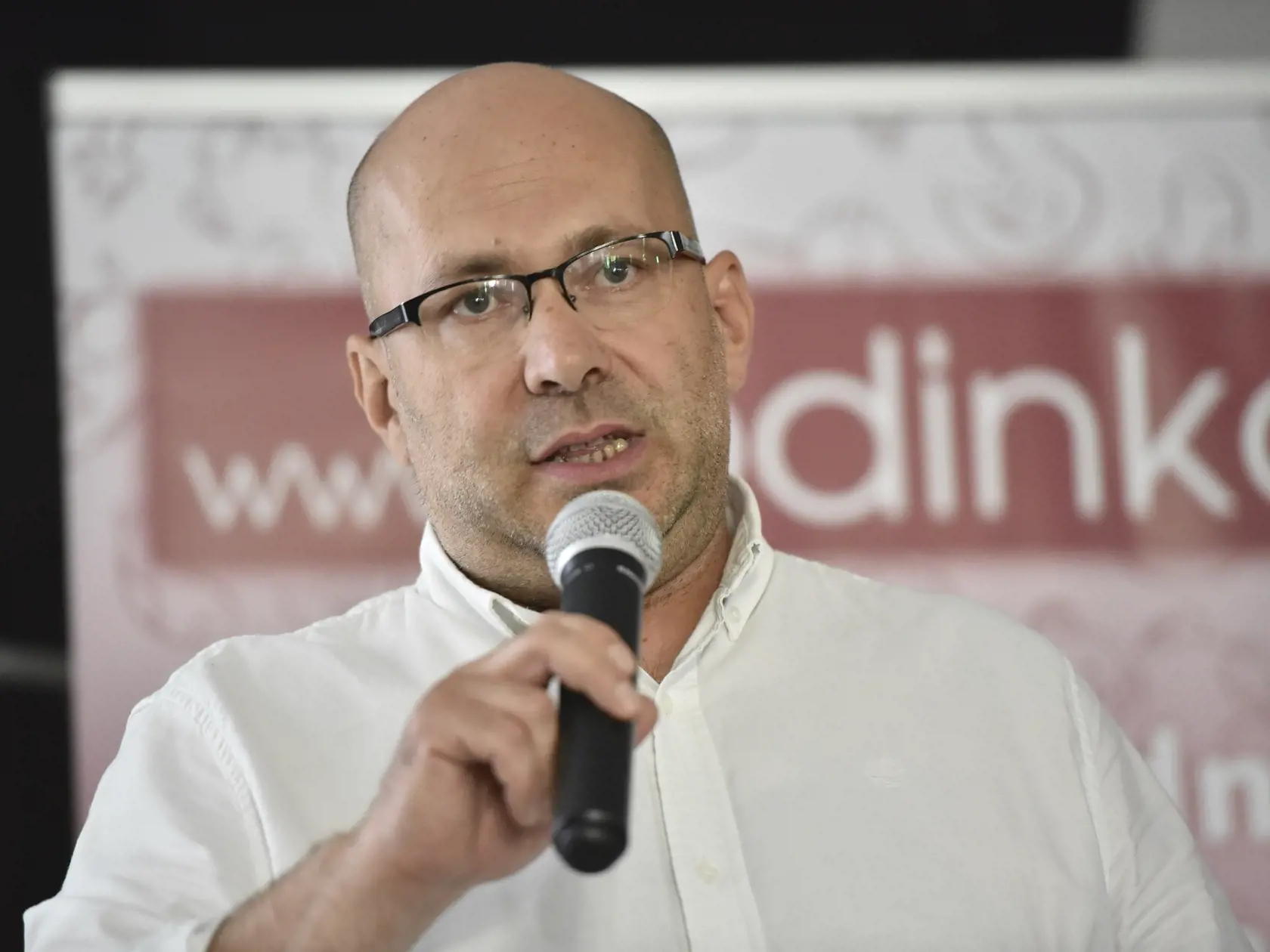 Uznávaný pôrodník a prednosta v pôrodnici v Univerzitnej nemocnici Bratislava v Ružinove Jozef Záhumenský hovorí, že sprísnenie interrupcií problém nevyrieši. Ženy budú za potratovými tabletkami cestovať do Rakúska a Česka.