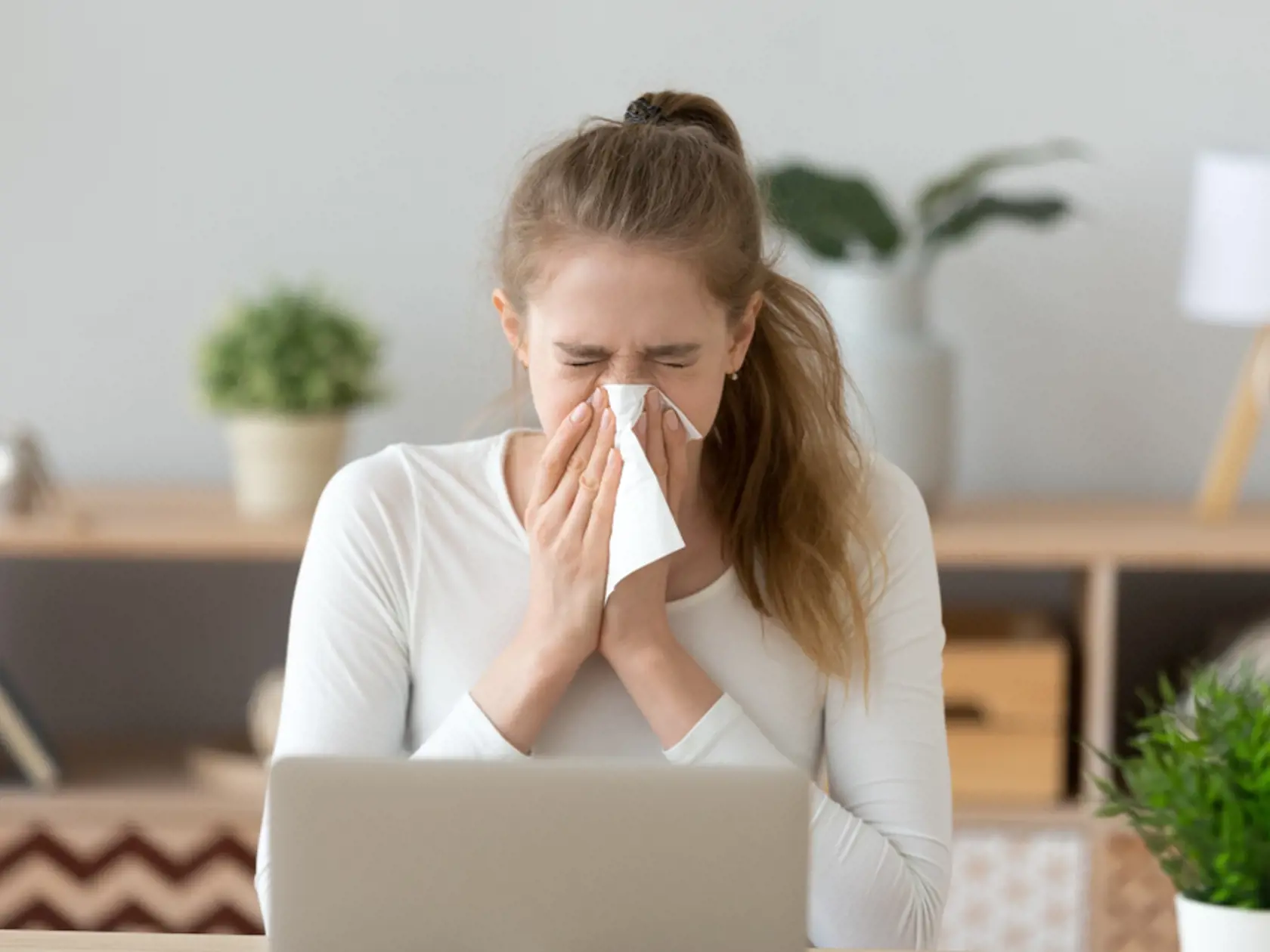 Pri liečbe infekcií horných dýchacích ciest nemusíte hltať antibiotiká. Lepšie a rýchlejšie pomôže niečo, čo máte bežne doma, a navyše bez vedľajších účinkov.