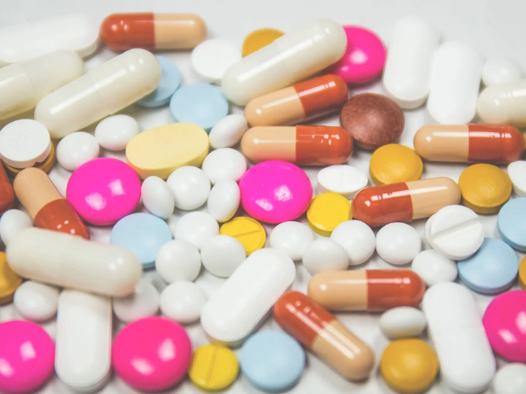 Pri liečbe infekcií horných dýchacích ciest nemusíte hltať antibiotiká. Lepšie a rýchlejšie pomôže niečo, čo máte bežne doma, a navyše bez vedľajších účinkov.