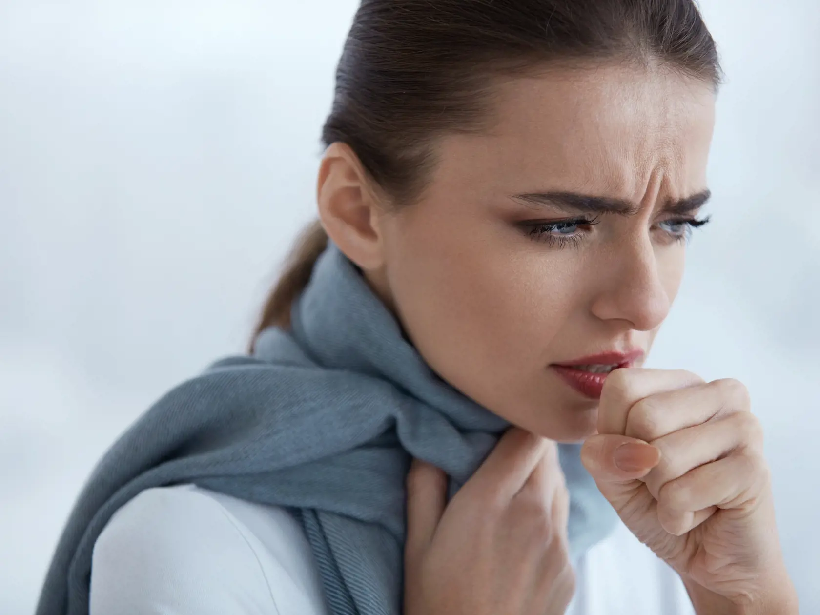 Pri liečbe infekcií horných dýchacích ciest nemusíte hltať antibiotiká. Lepšie a rýchlejšie pomôže niečo, čo máte bežne doma, a navyše bez vedľajších účinkov.