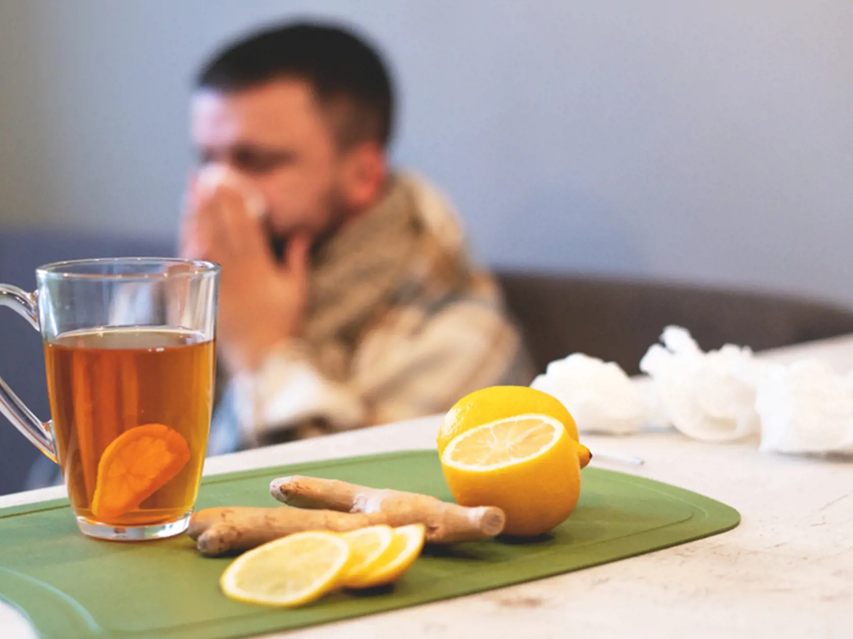 Pri liečbe infekcií horných dýchacích ciest nemusíte hltať antibiotiká. Lepšie a rýchlejšie pomôže niečo, čo máte bežne doma, a navyše bez vedľajších účinkov.